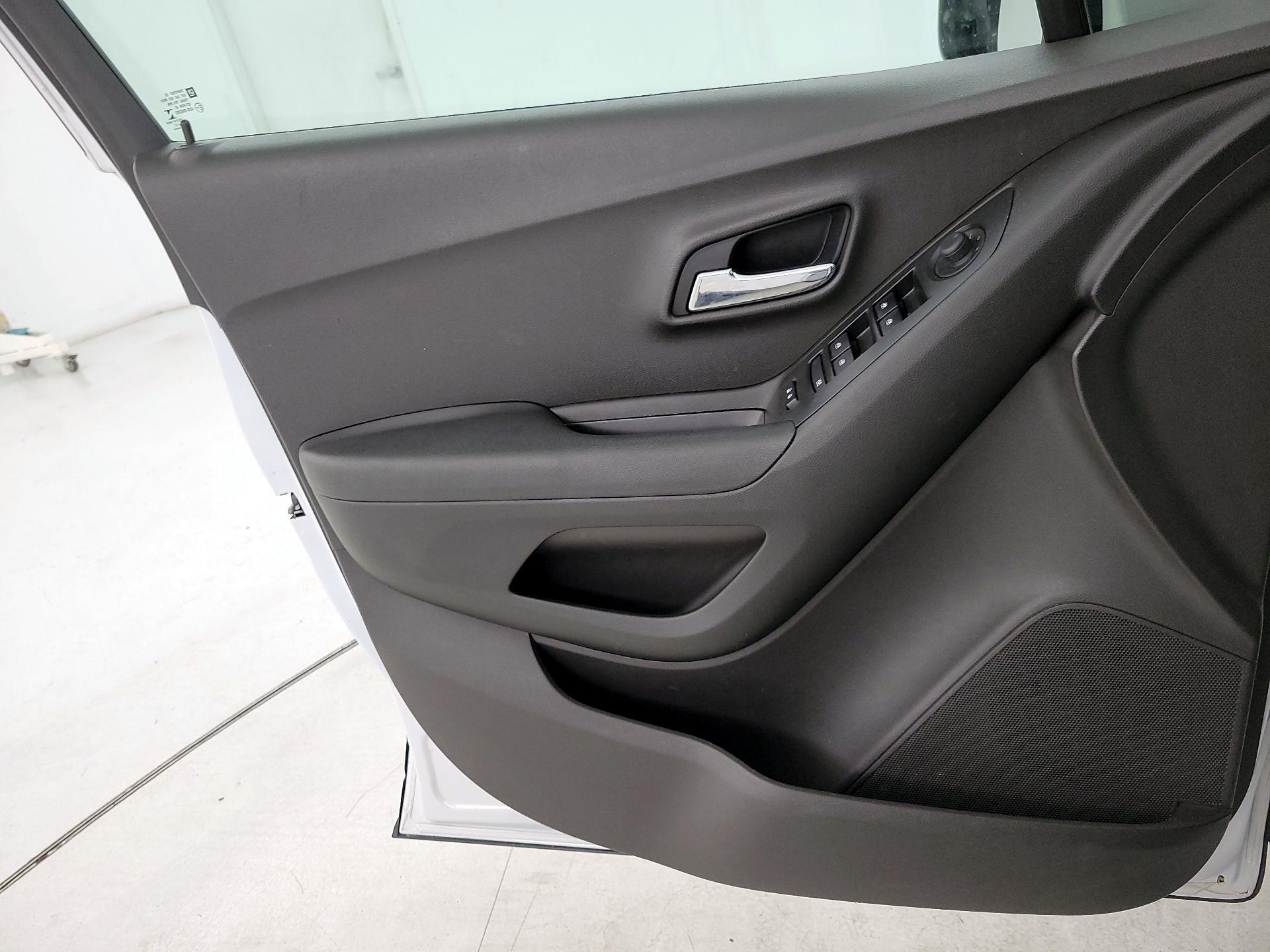 Thumbnail: 2017 Chevrolet Trax - 12