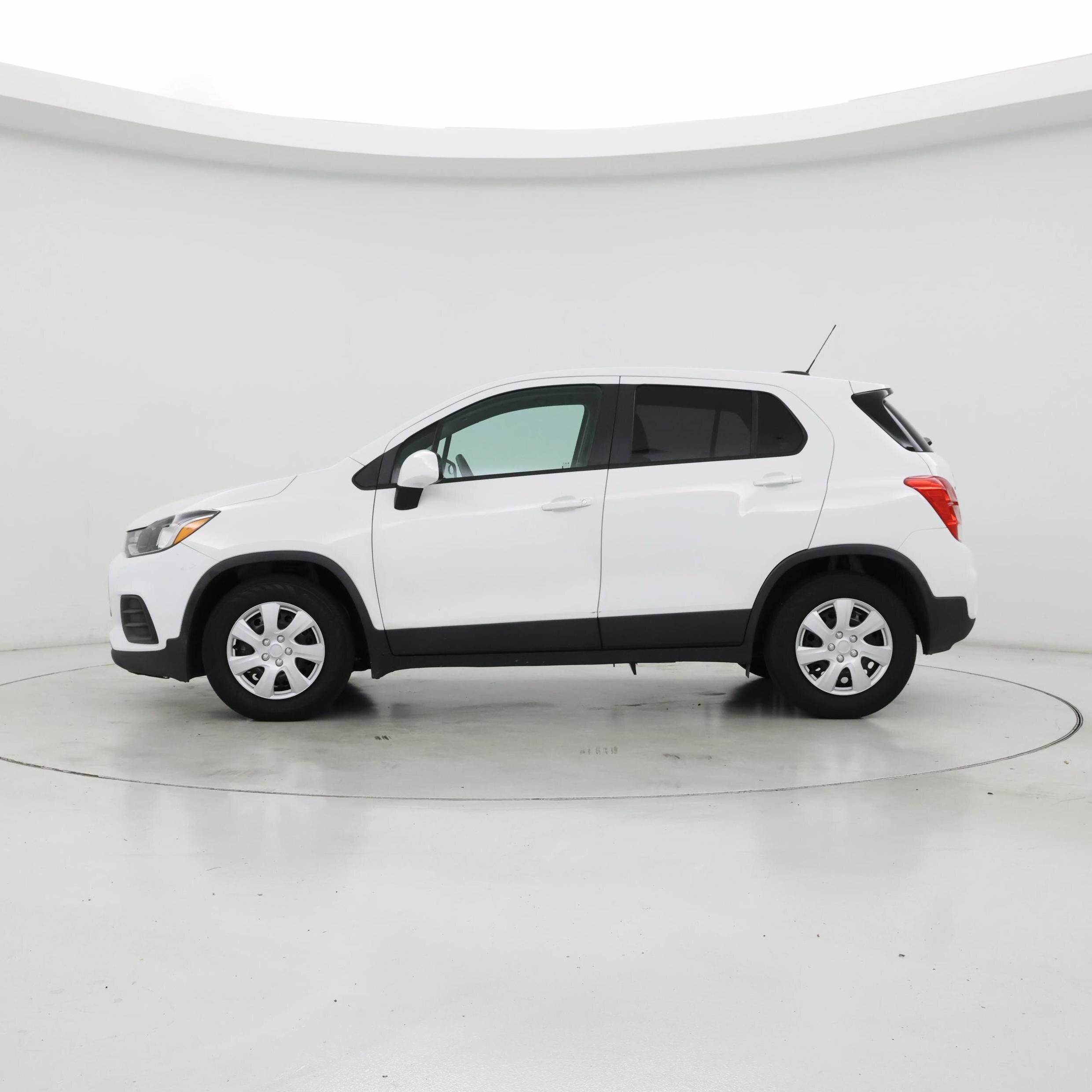 Thumbnail: 2017 Chevrolet Trax - 3