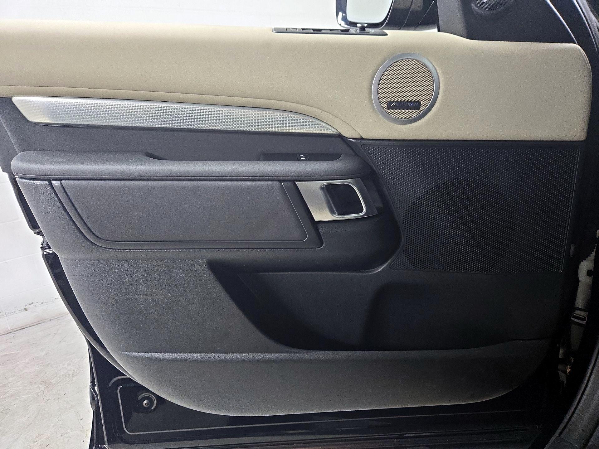 Thumbnail: 2020 Land Rover Discovery - 12