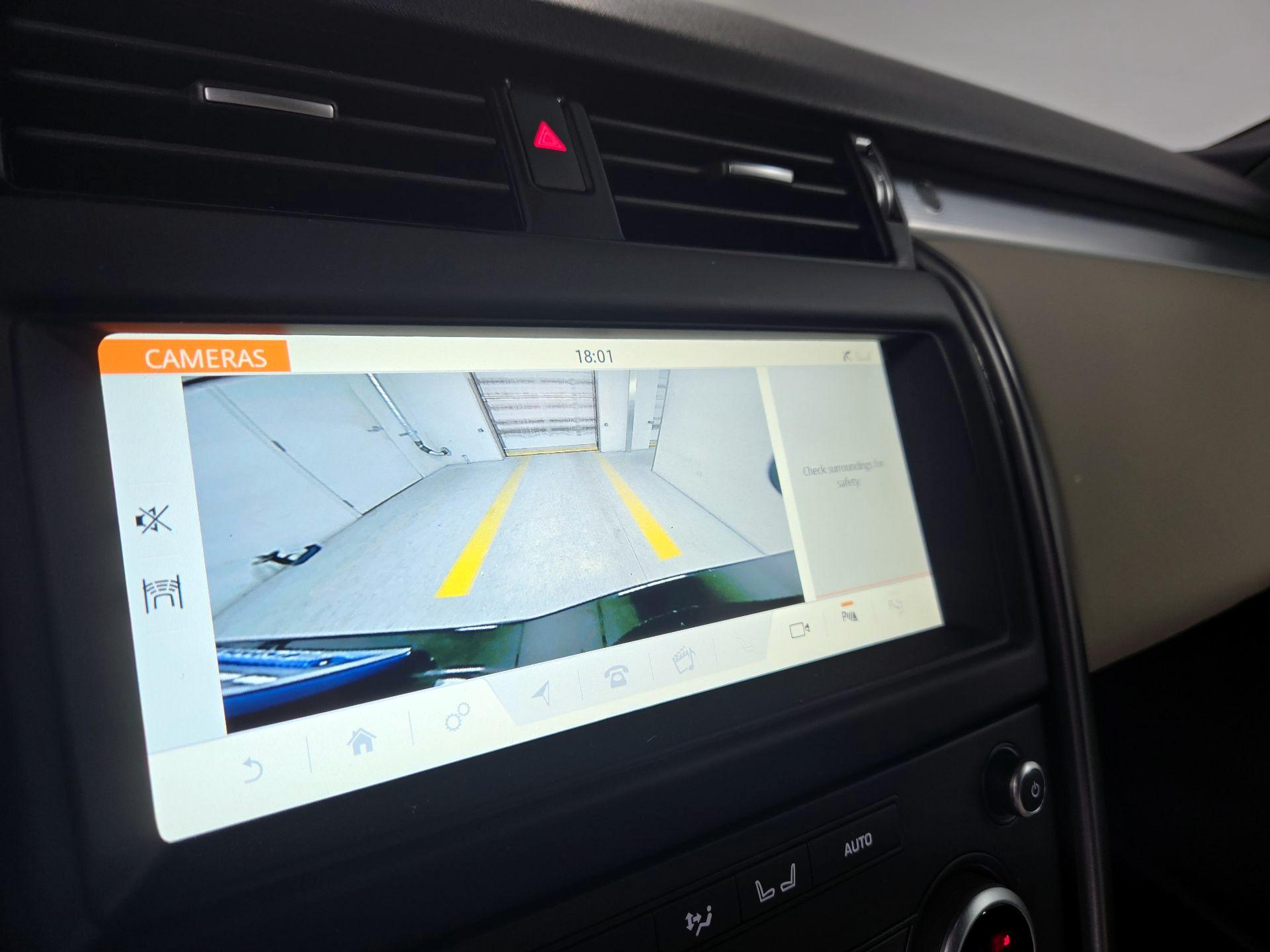 Thumbnail: 2020 Land Rover Discovery - 15