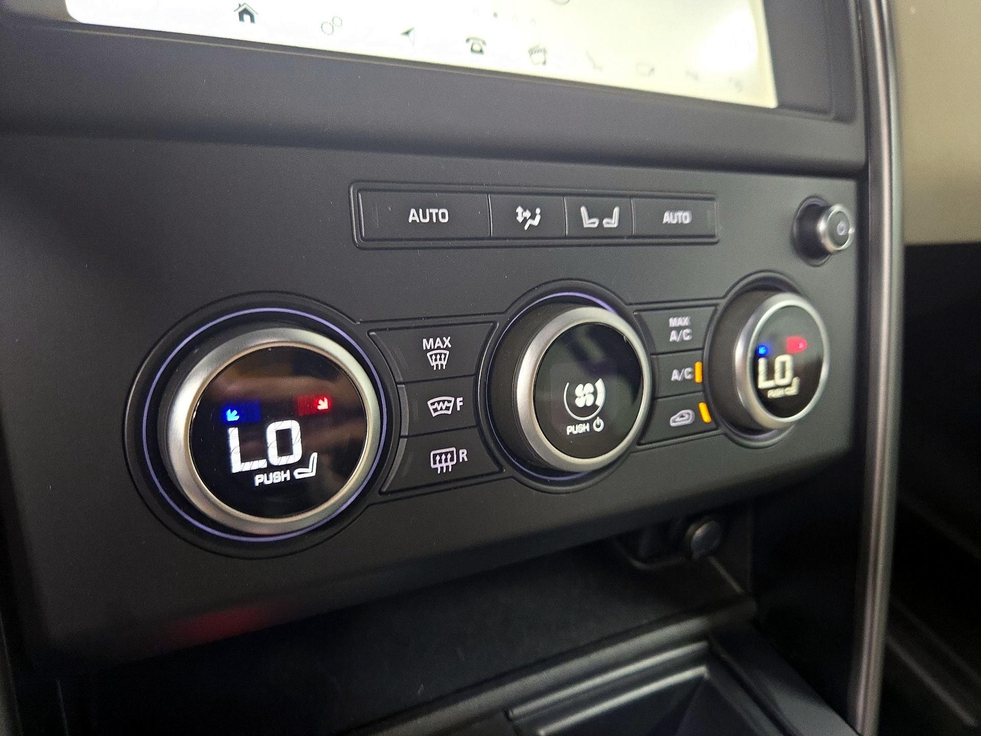 Thumbnail: 2020 Land Rover Discovery - 17