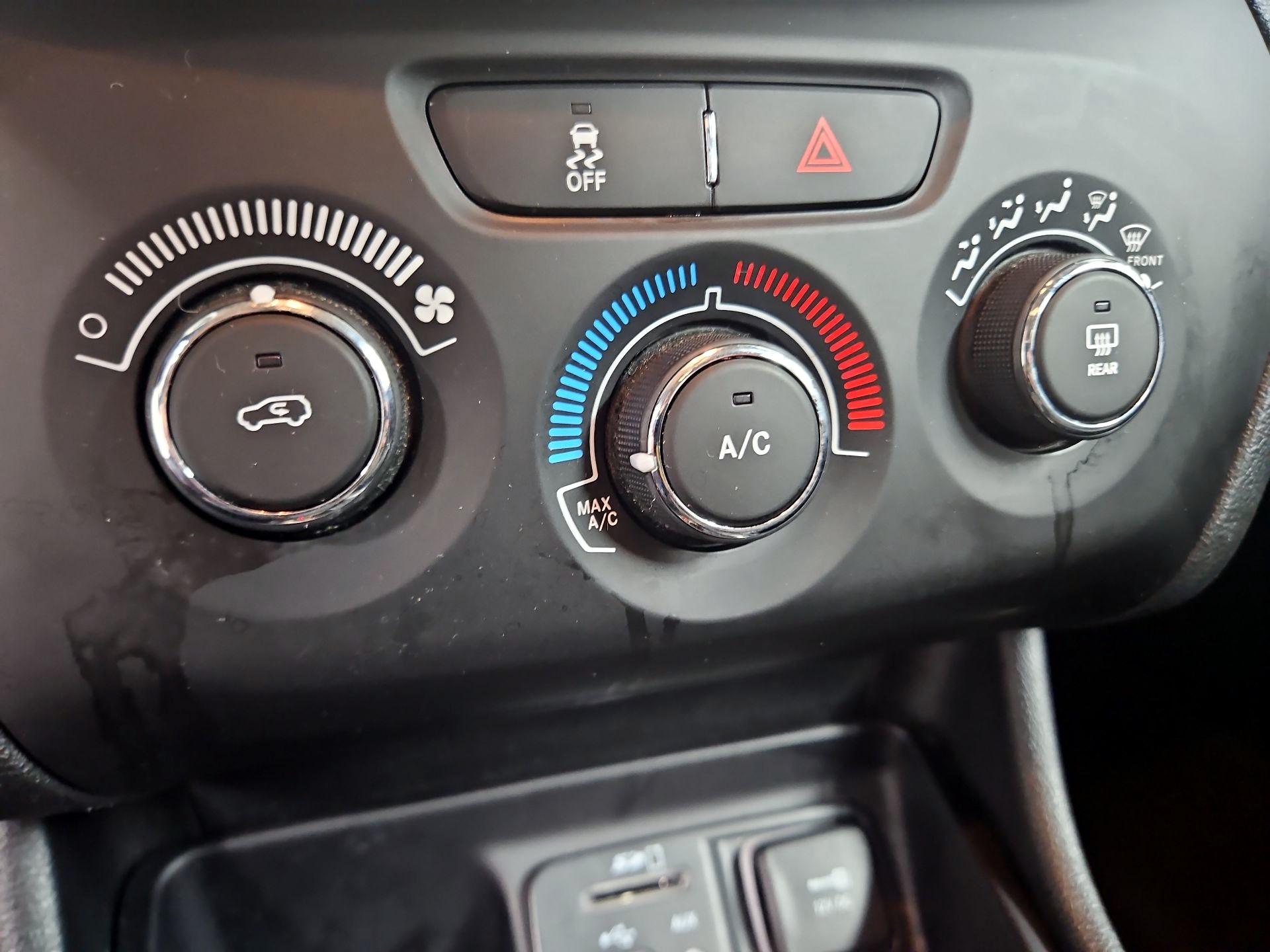 Thumbnail: 2015 Jeep Cherokee - 15