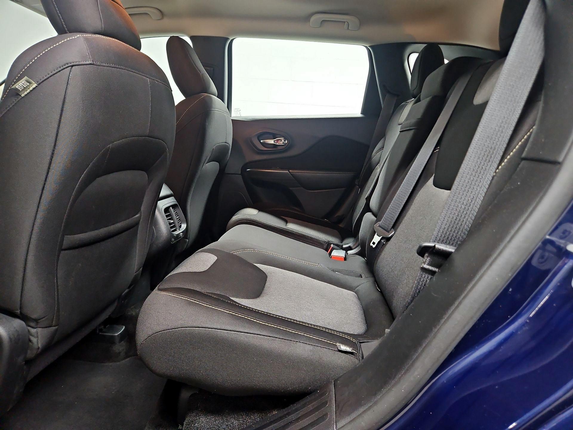 Thumbnail: 2015 Jeep Cherokee - 18