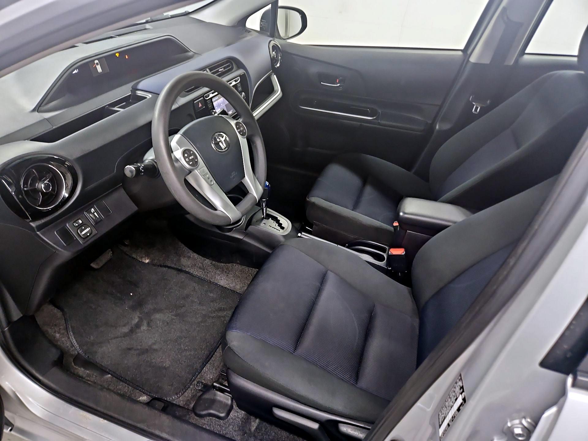 Thumbnail: 2016 Toyota Prius c - 11