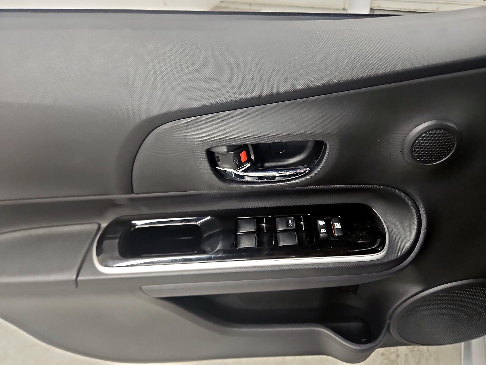 Thumbnail: 2016 Toyota Prius c - 12