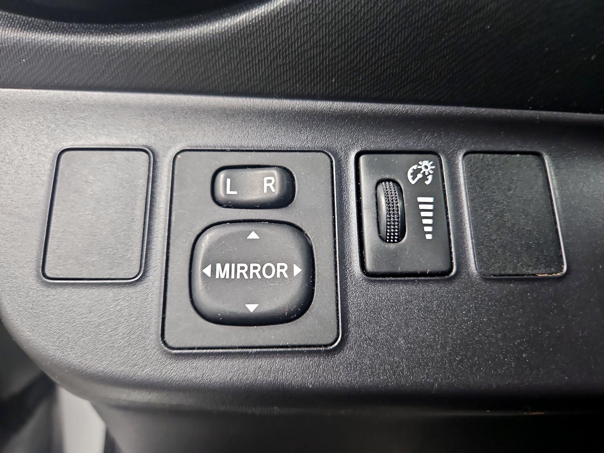Thumbnail: 2016 Toyota Prius c - 13
