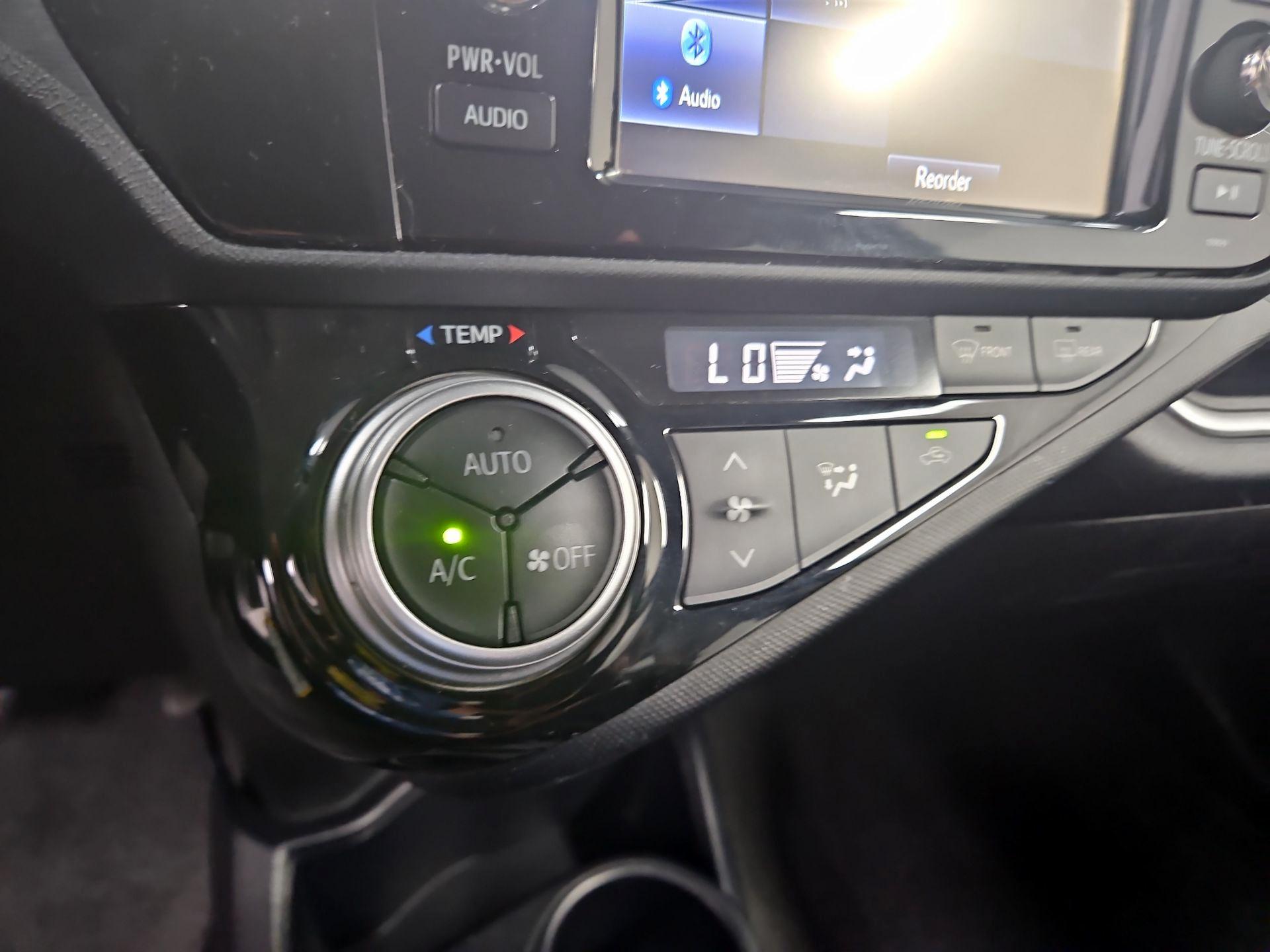 Thumbnail: 2016 Toyota Prius c - 15