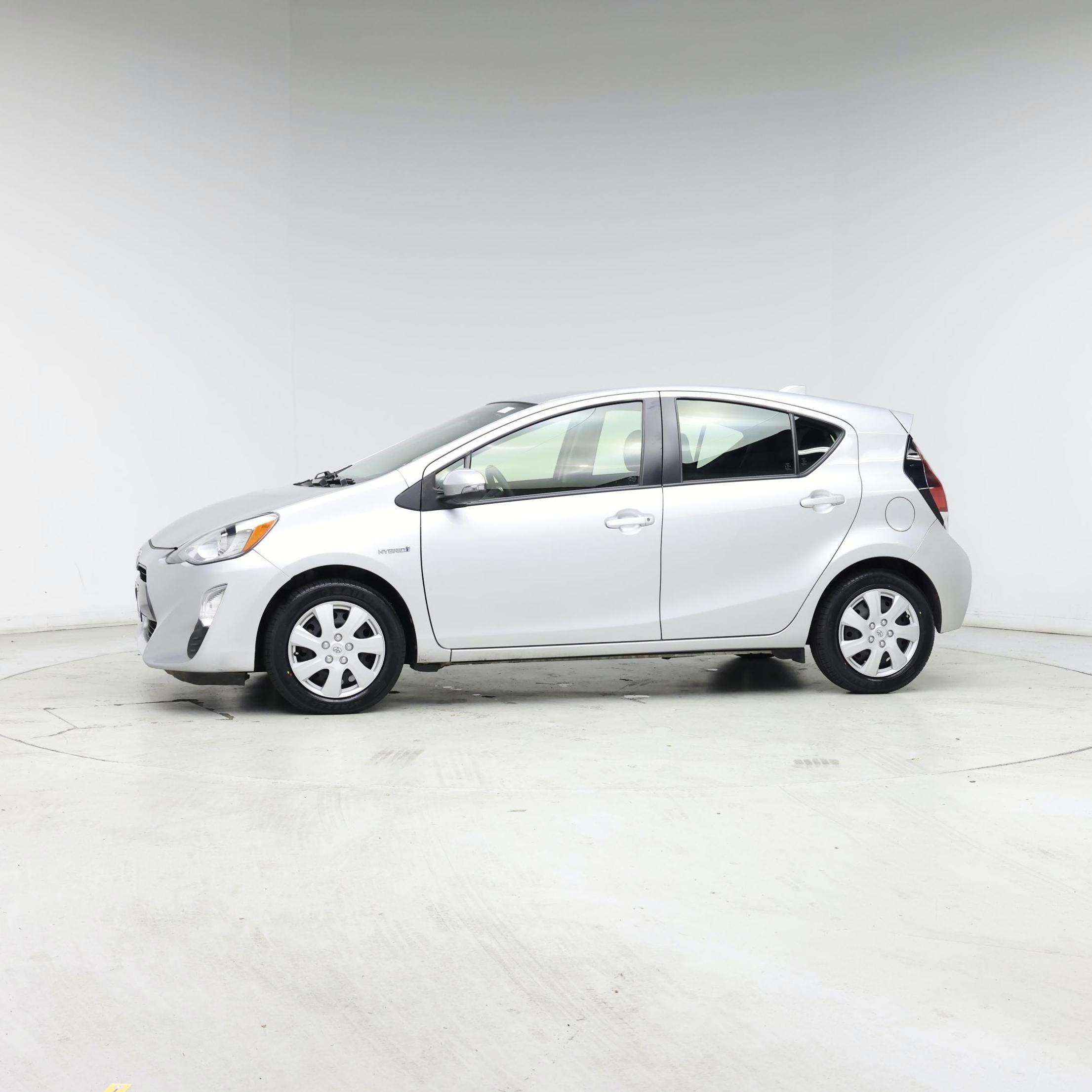 Thumbnail: 2016 Toyota Prius c - 3
