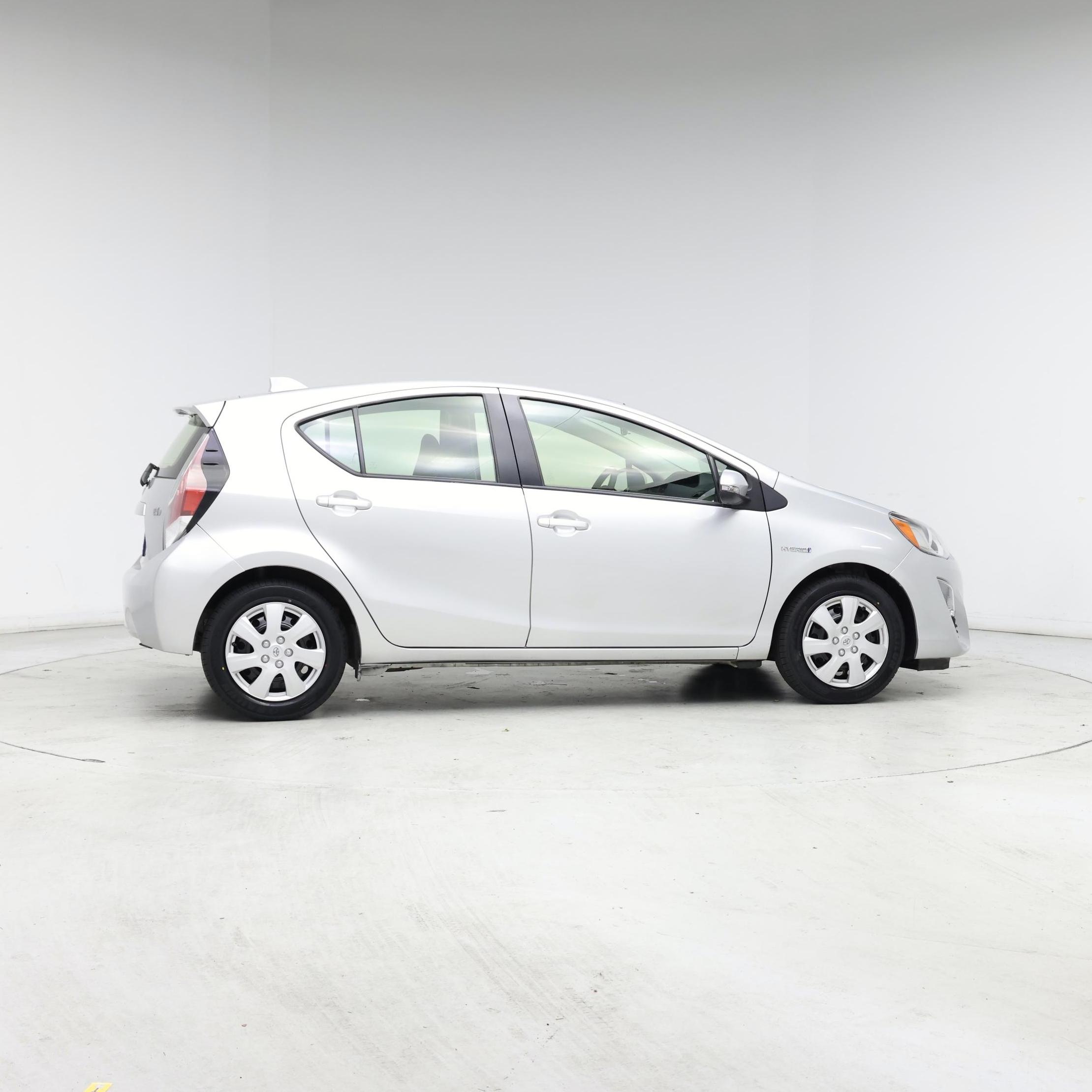 Thumbnail: 2016 Toyota Prius c - 7