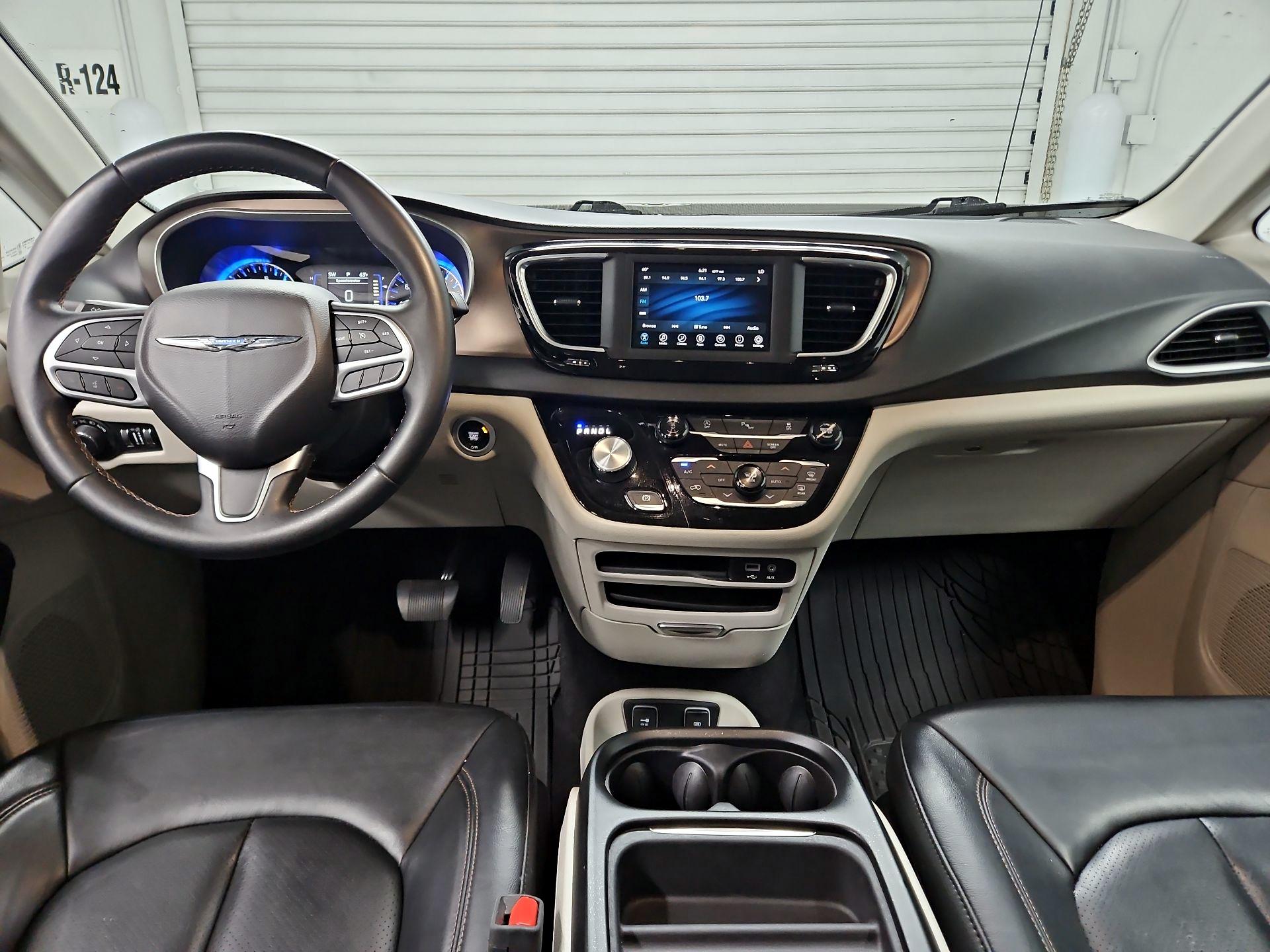 Thumbnail: 2018 Chrysler Pacifica - 9