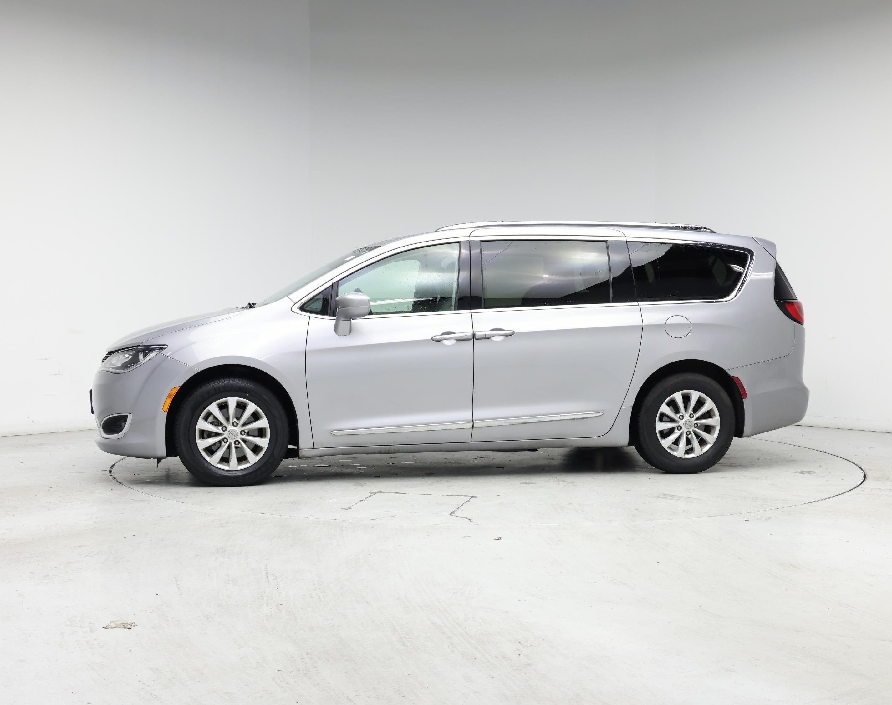 Thumbnail: 2018 Chrysler Pacifica - 3