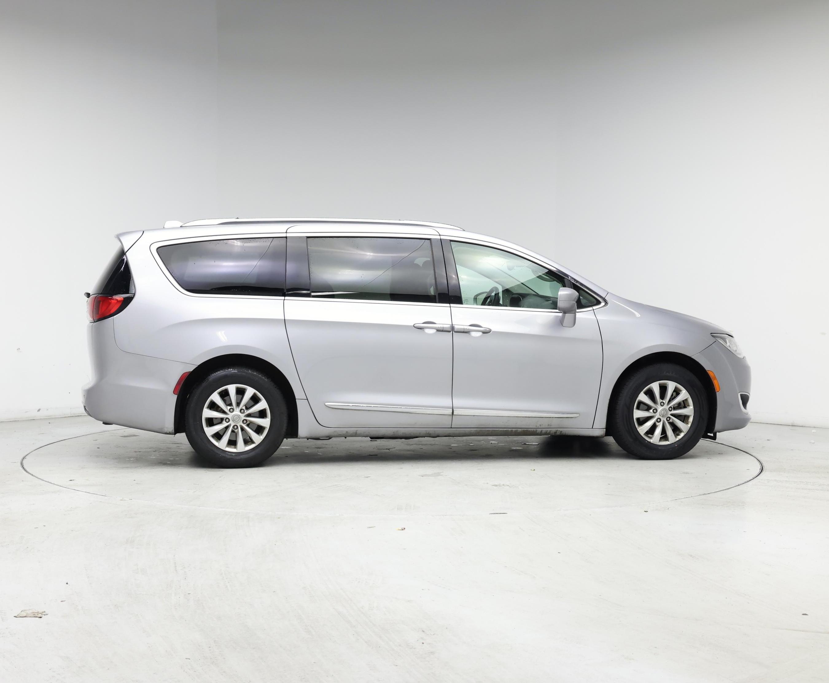 Thumbnail: 2018 Chrysler Pacifica - 7