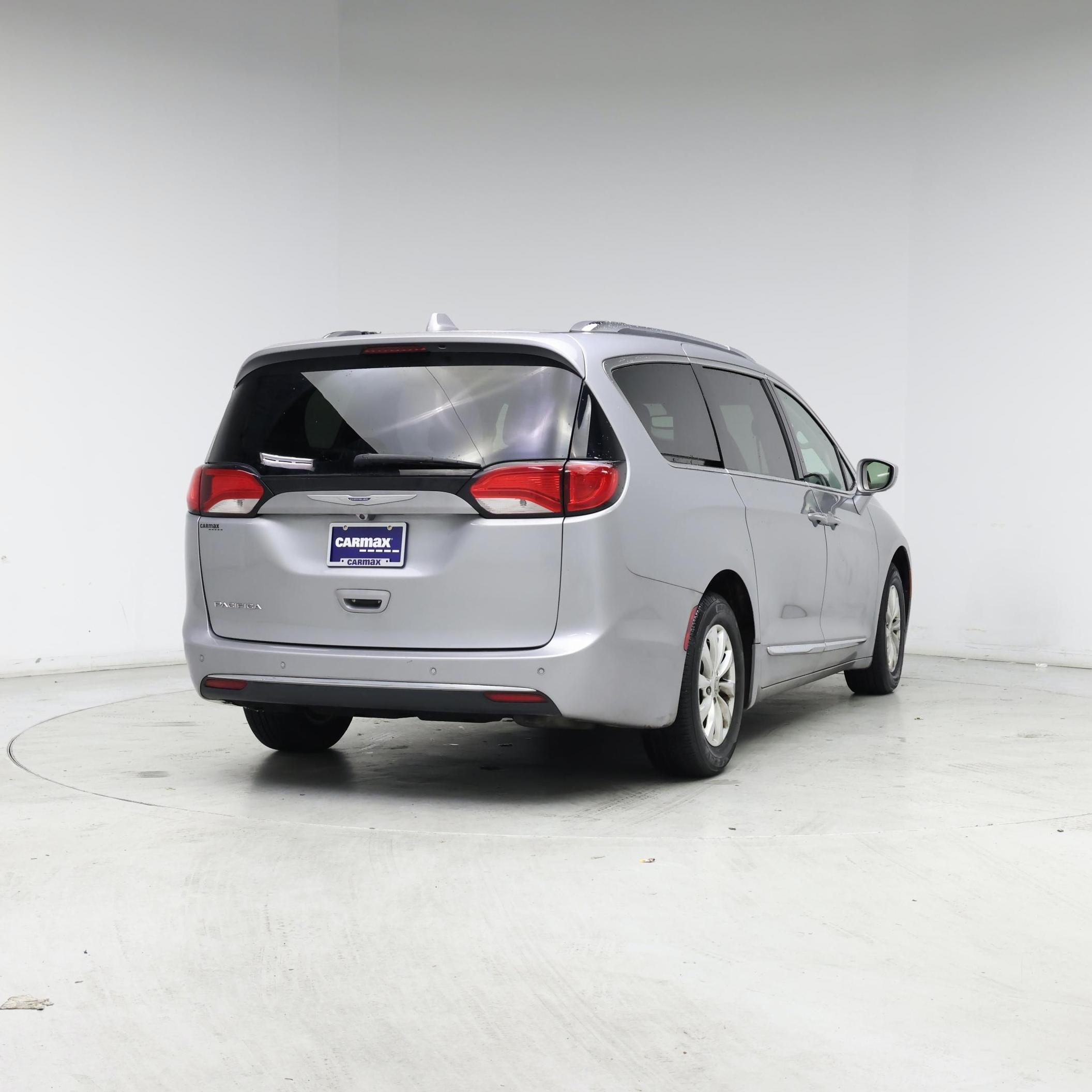 Thumbnail: 2018 Chrysler Pacifica - 8