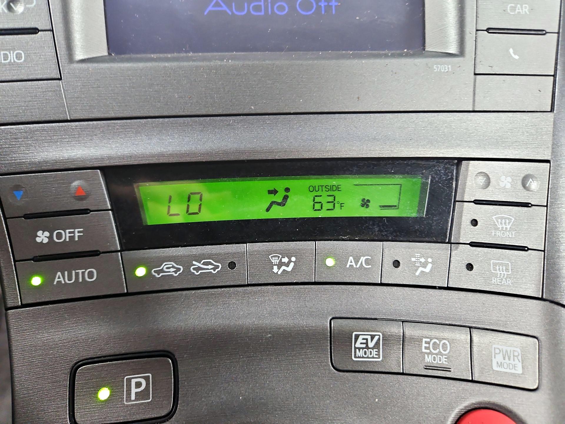 Thumbnail: 2015 Toyota Prius - 16