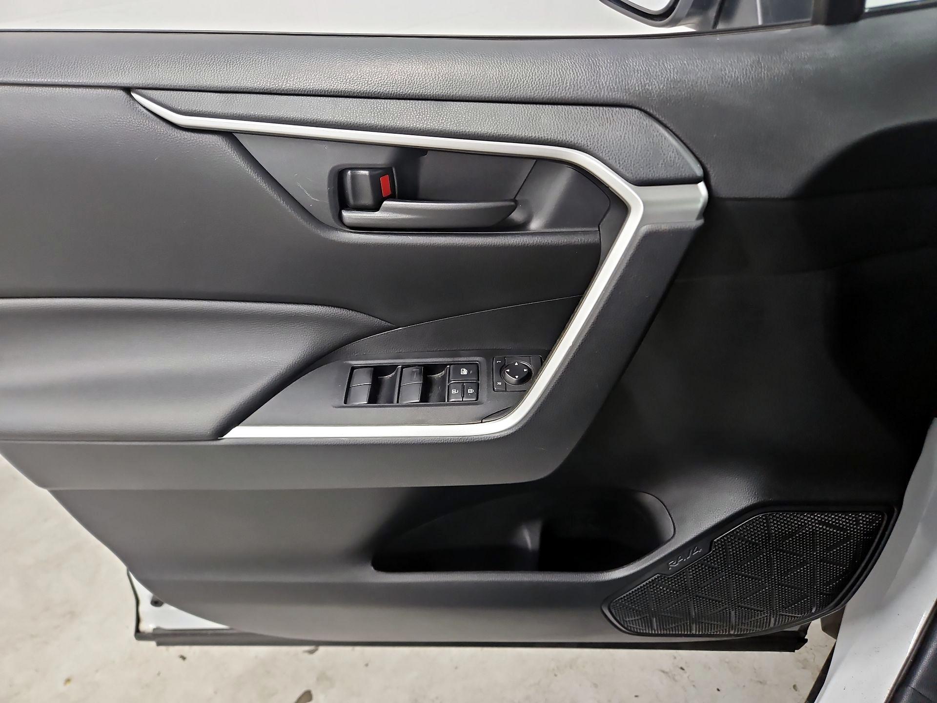 Thumbnail: 2019 Toyota RAV4 - 12