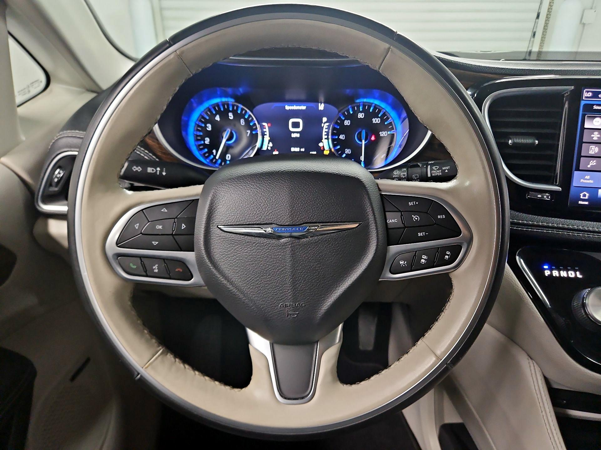 Thumbnail: 2021 Chrysler Pacifica - 10