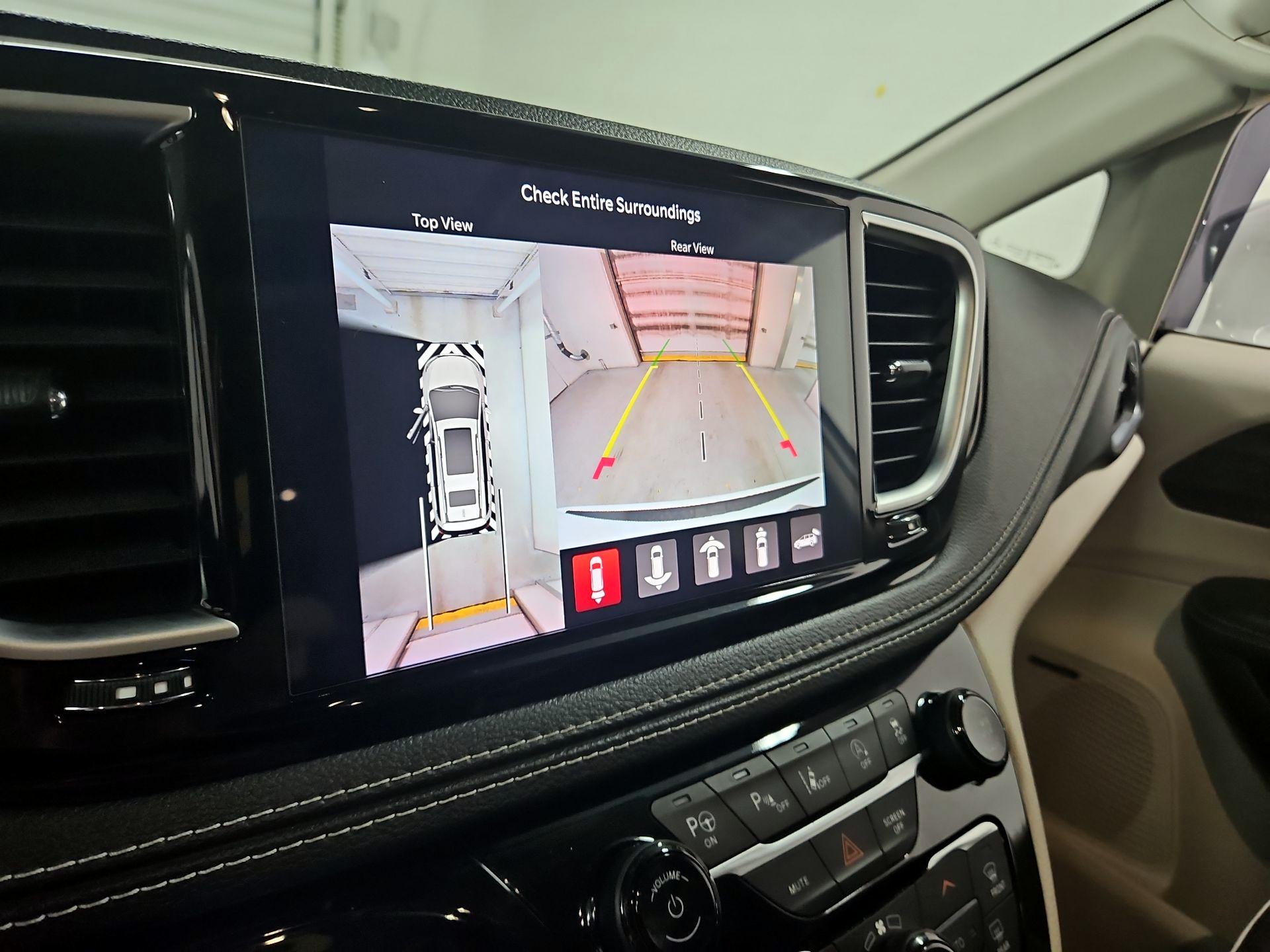 Thumbnail: 2021 Chrysler Pacifica - 14