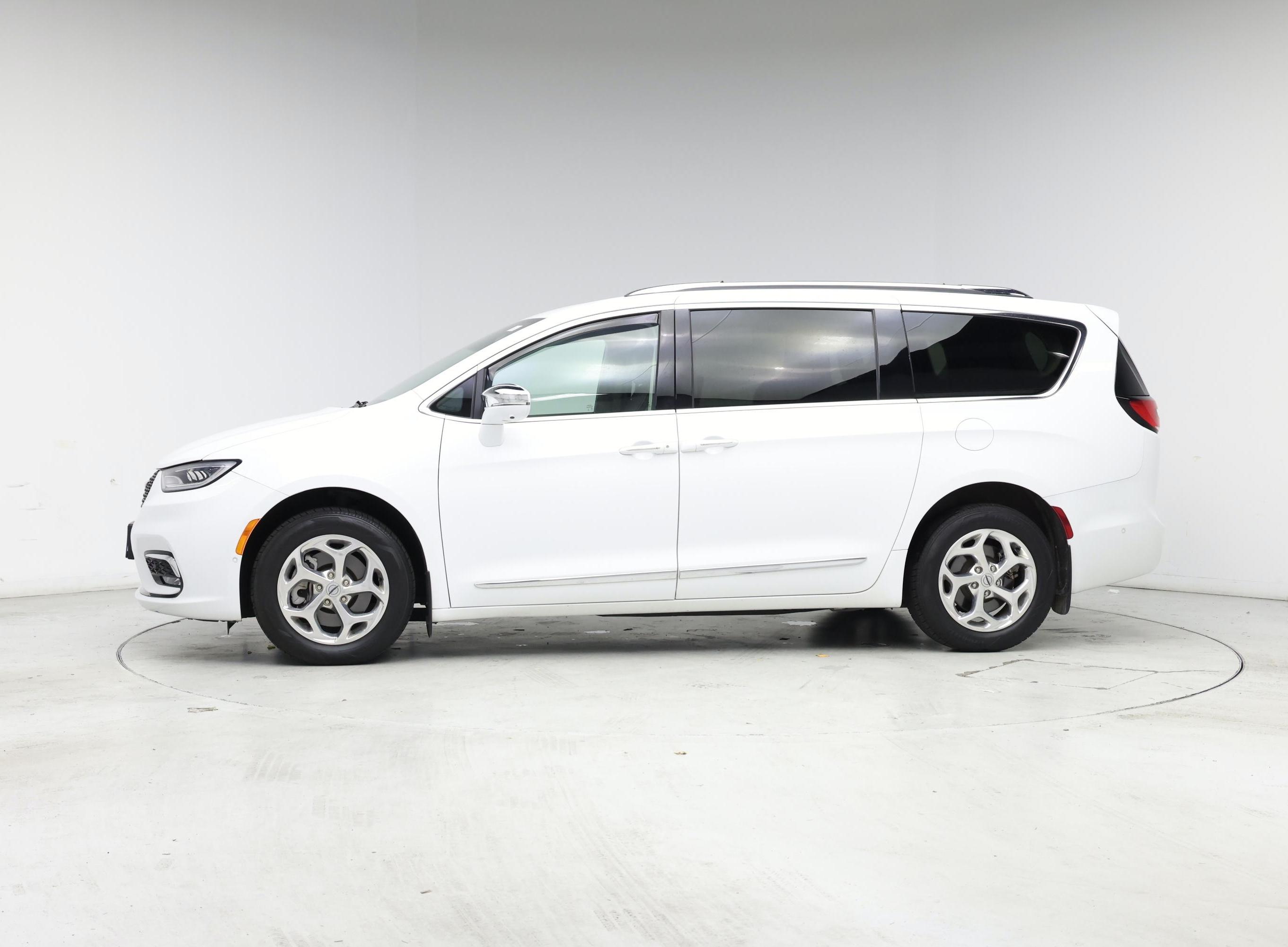 Thumbnail: 2021 Chrysler Pacifica - 3
