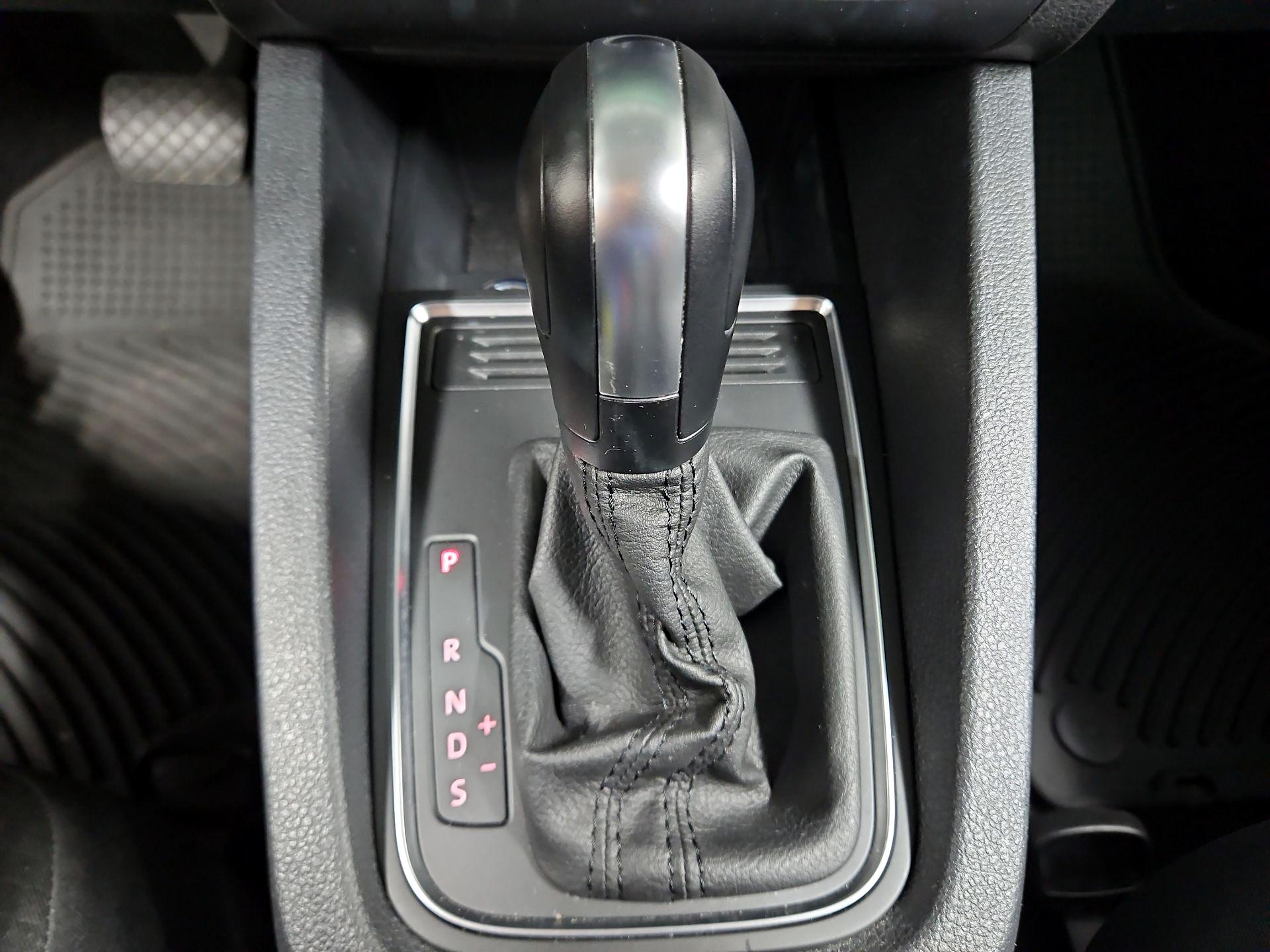 Thumbnail: 2015 Volkswagen Jetta - 16