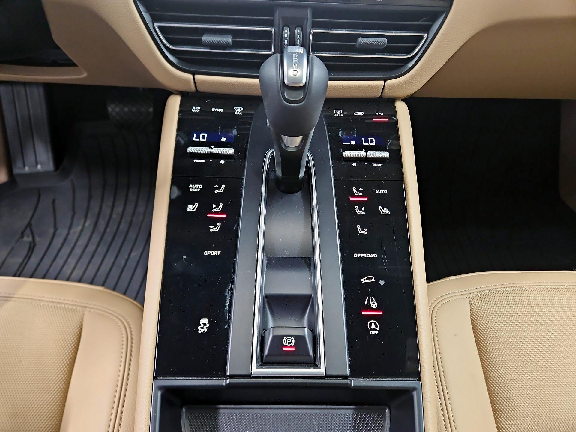 Thumbnail: 2022 Porsche Macan - 18