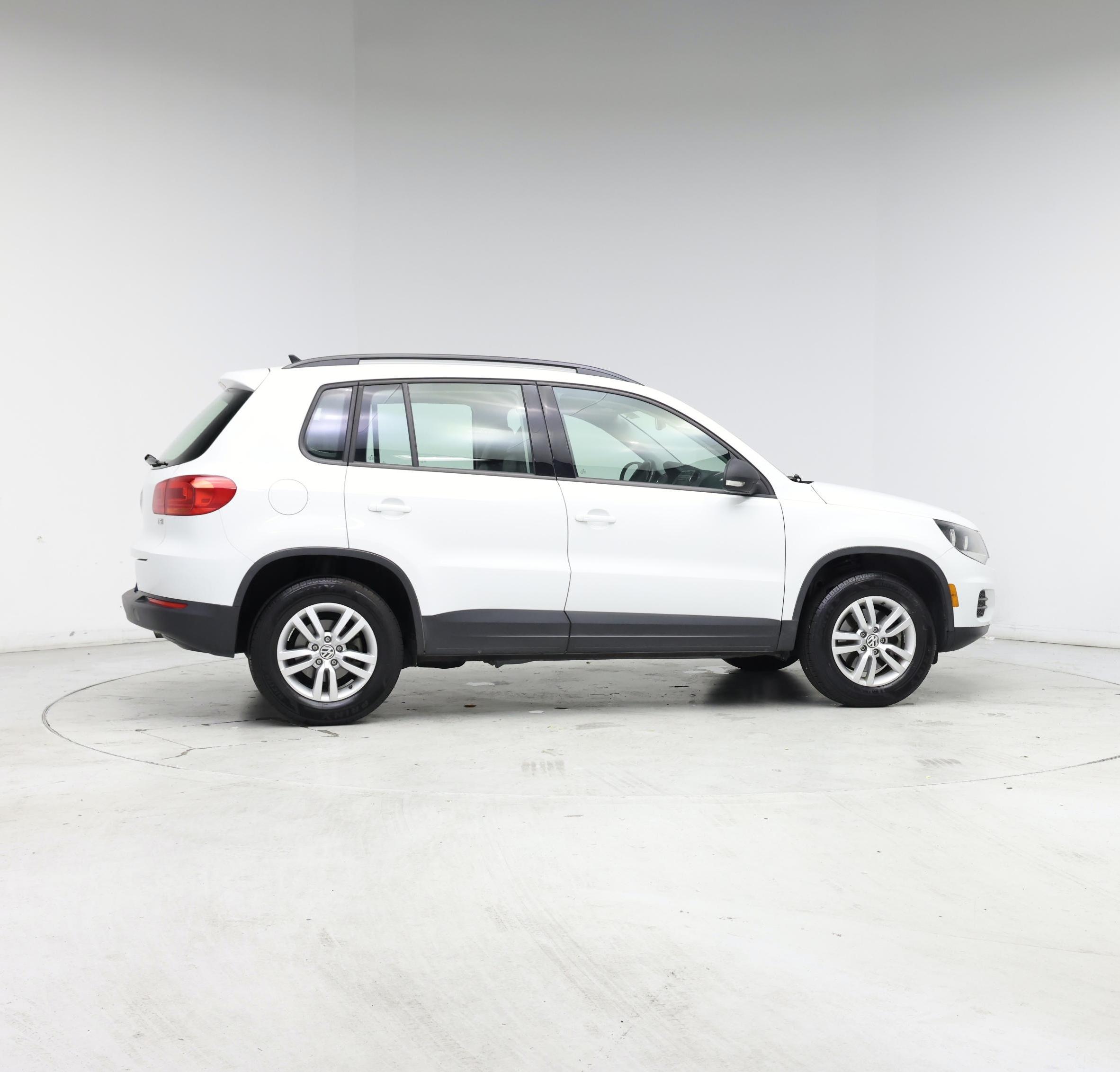 Thumbnail: 2017 Volkswagen Tiguan - 7