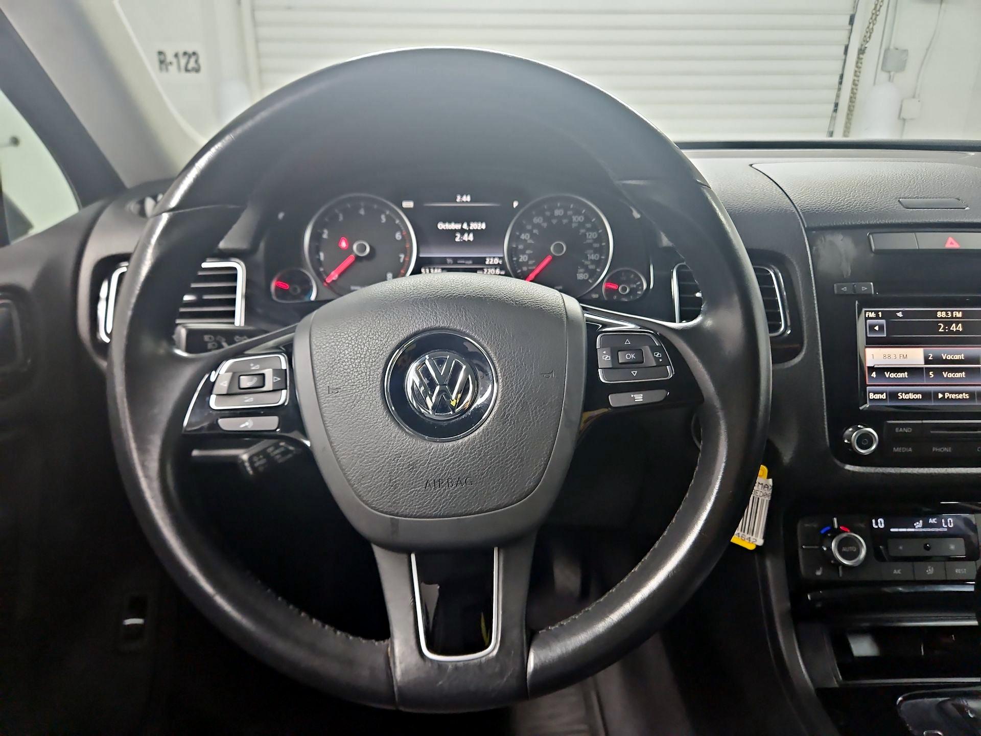 Thumbnail: 2014 Volkswagen Touareg - 10
