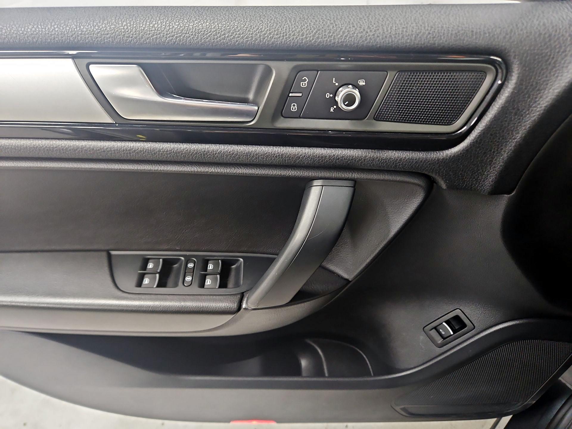 Thumbnail: 2014 Volkswagen Touareg - 12