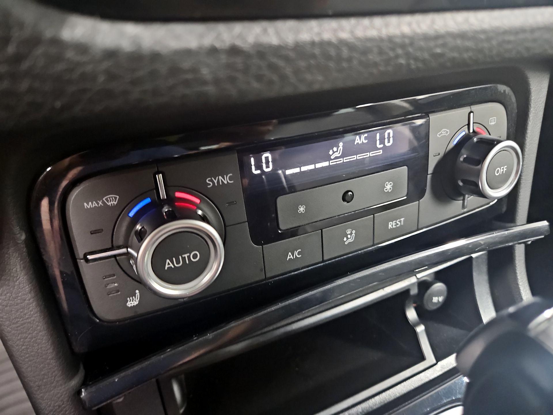 Thumbnail: 2014 Volkswagen Touareg - 15