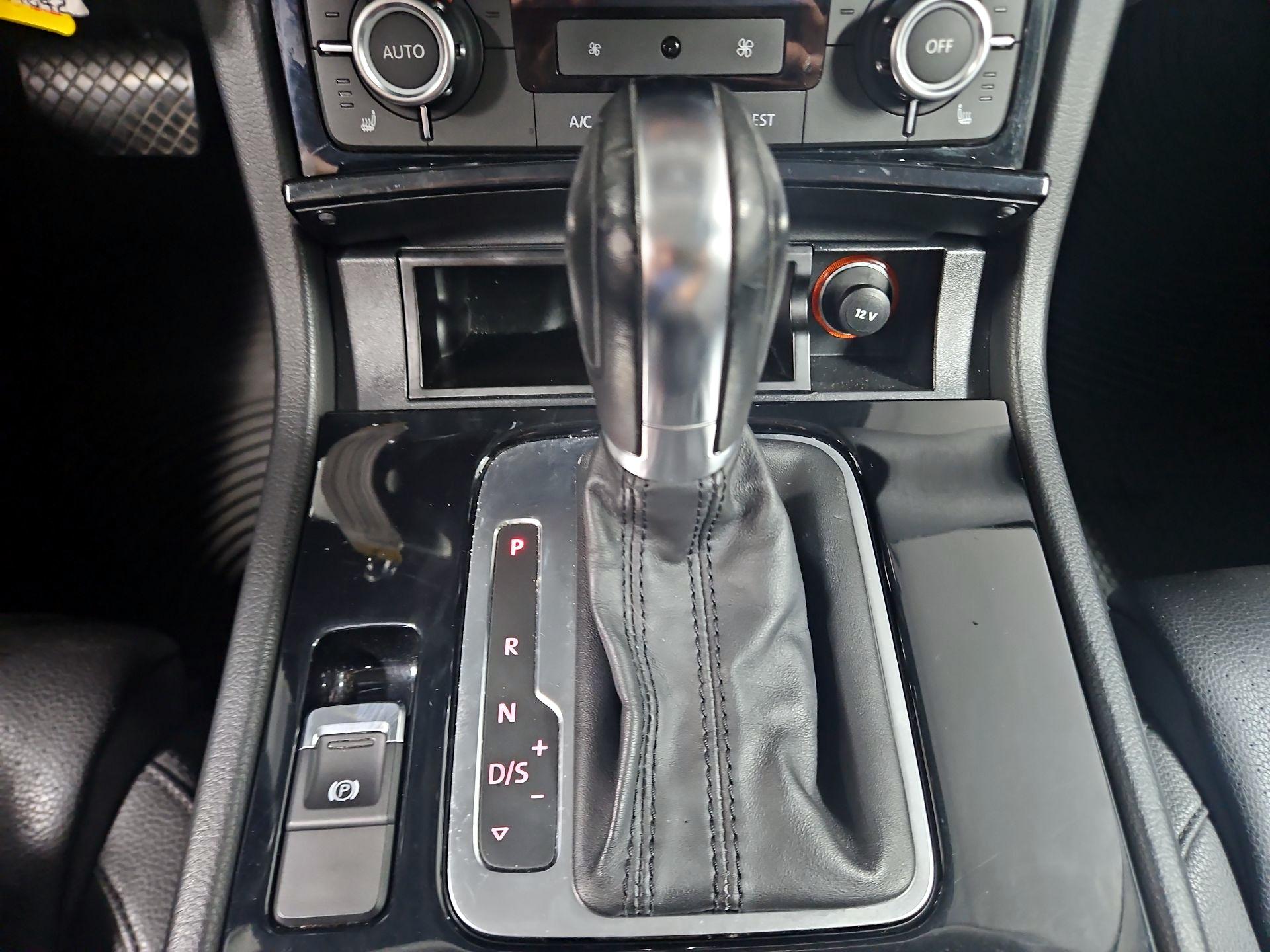 Thumbnail: 2014 Volkswagen Touareg - 16