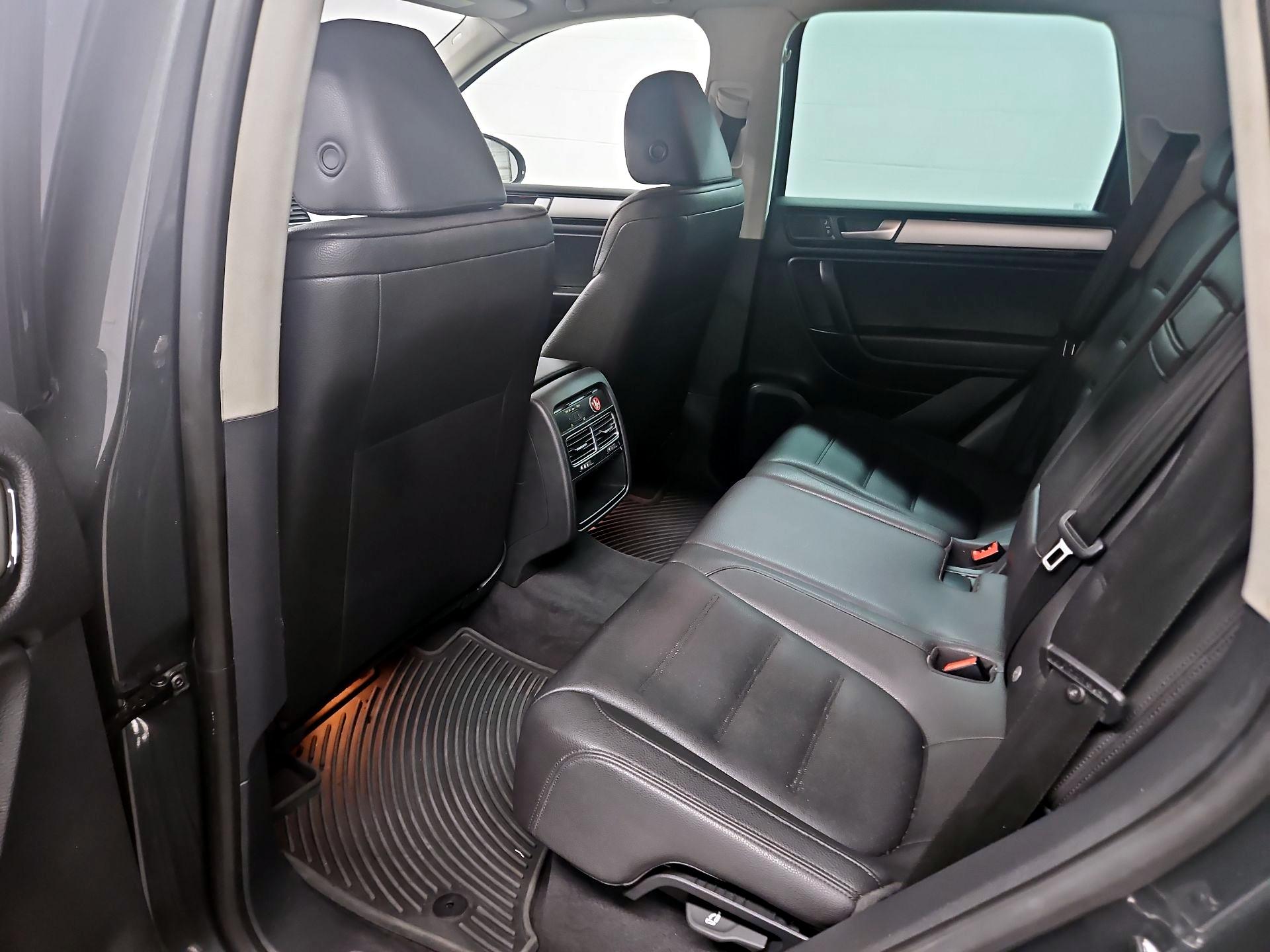 Thumbnail: 2014 Volkswagen Touareg - 18