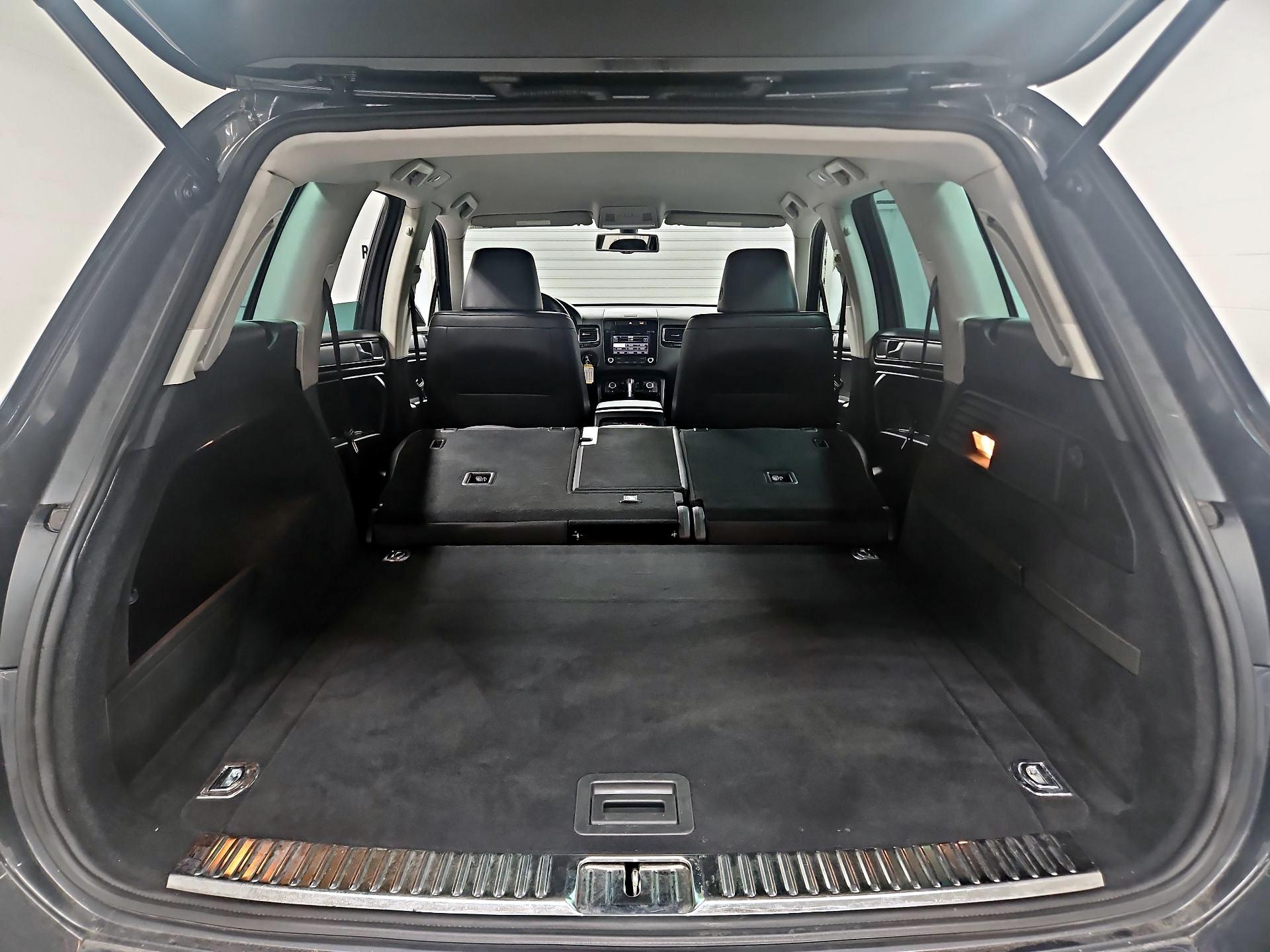 Thumbnail: 2014 Volkswagen Touareg - 20