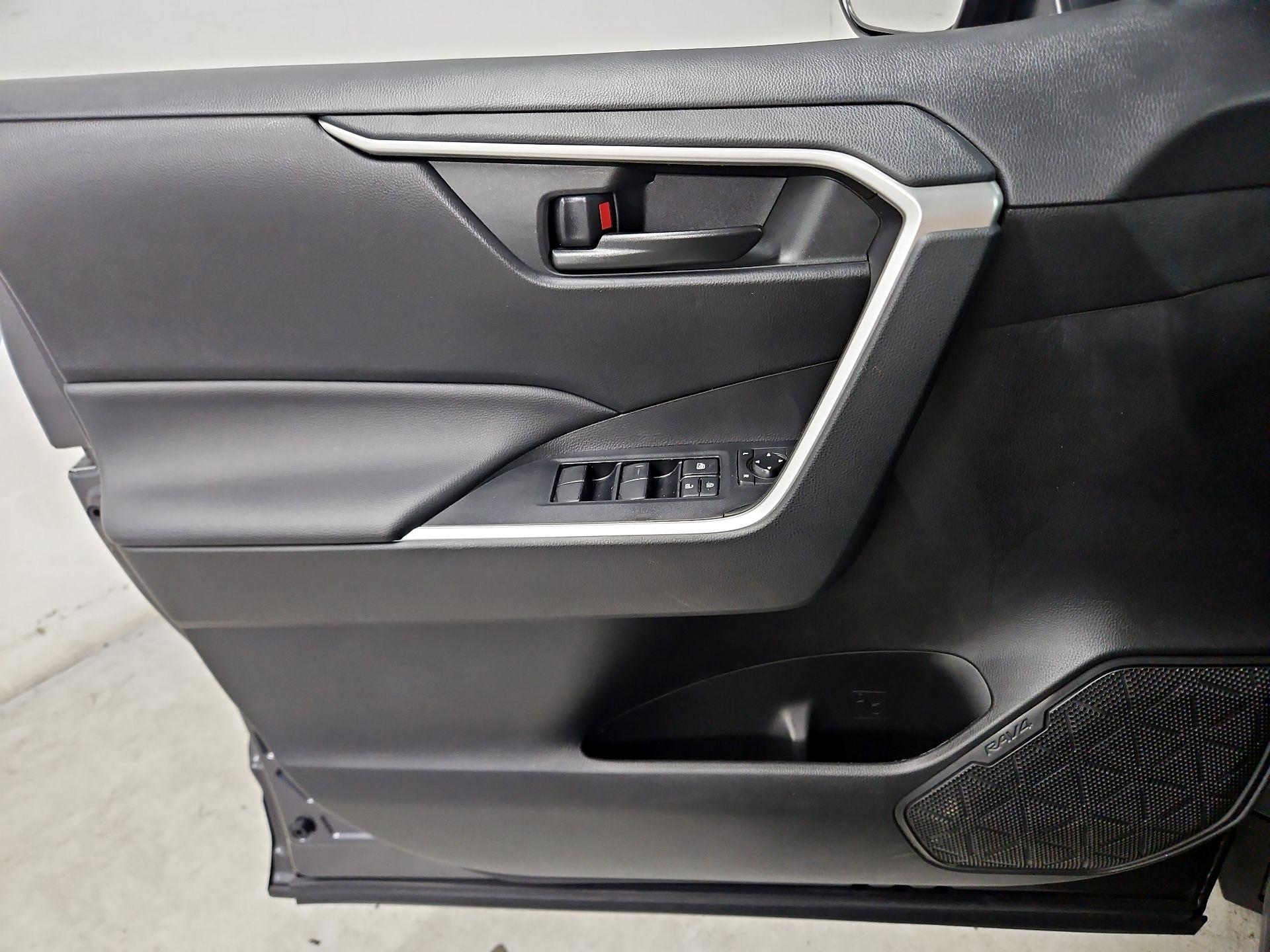 Thumbnail: 2022 Toyota RAV4 - 12
