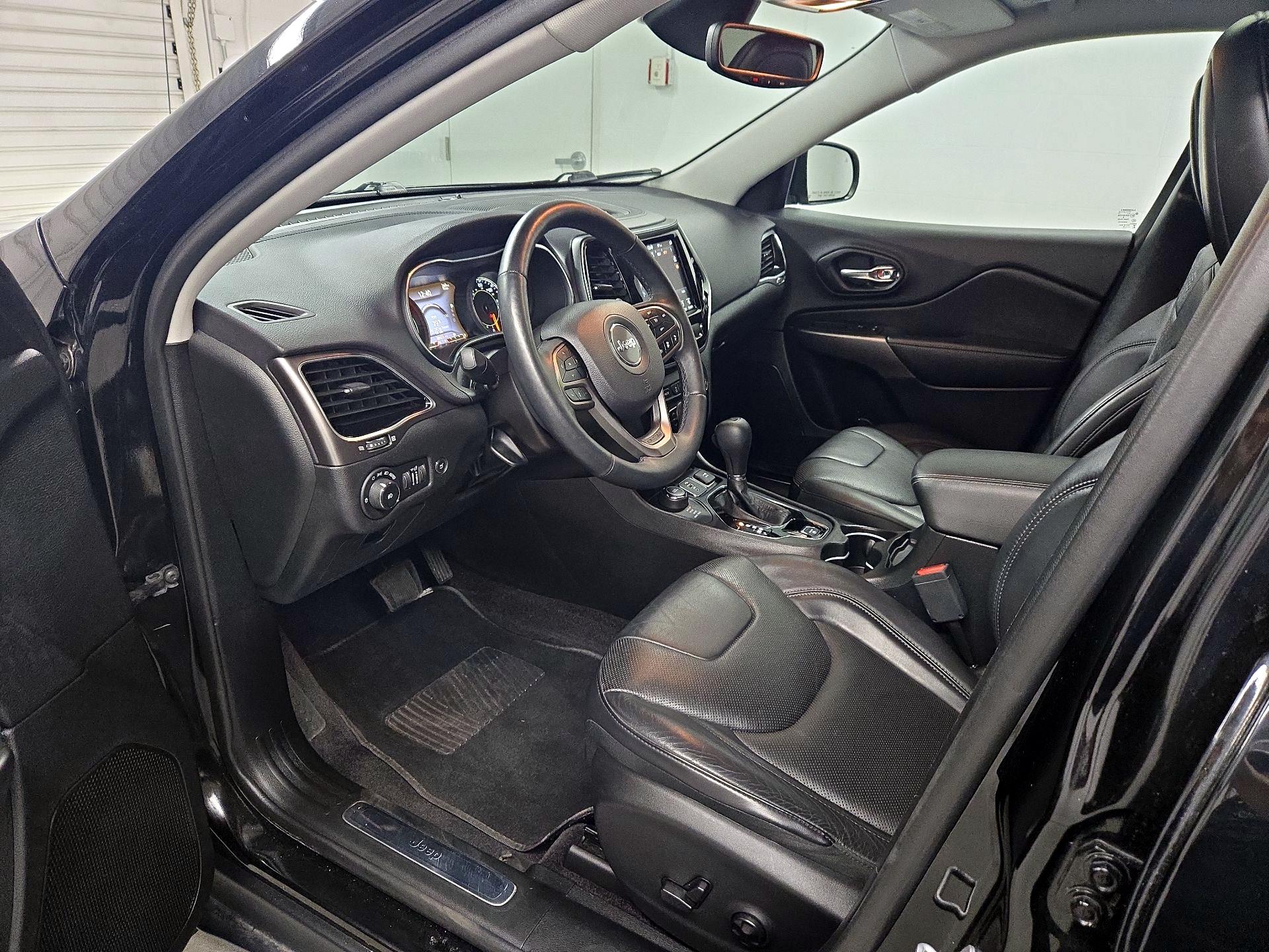 Thumbnail: 2019 Jeep Cherokee - 11