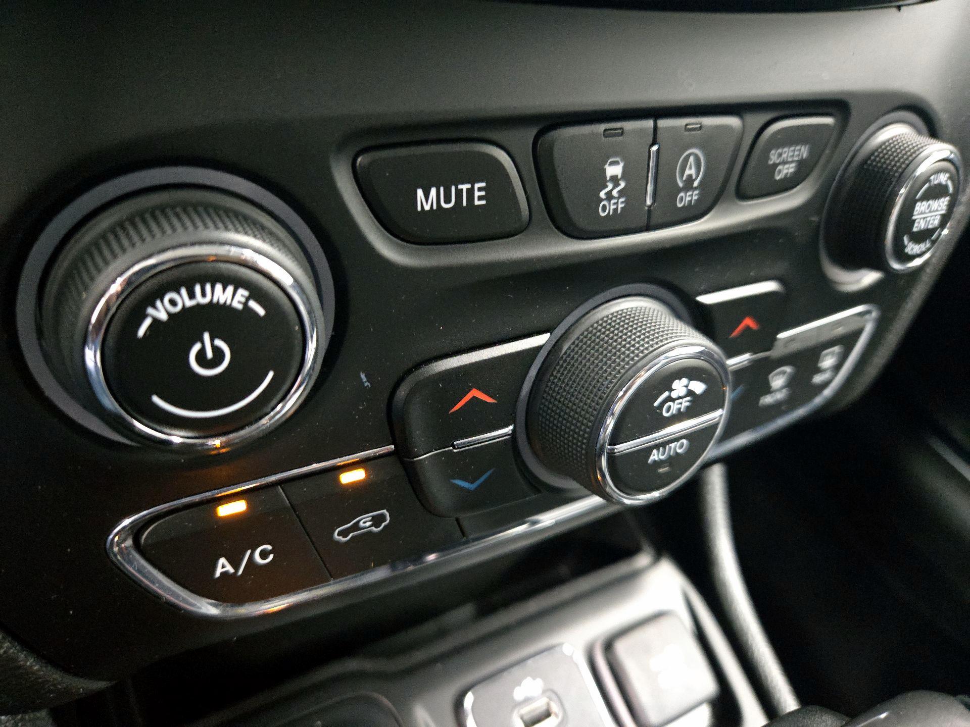 Thumbnail: 2019 Jeep Cherokee - 17