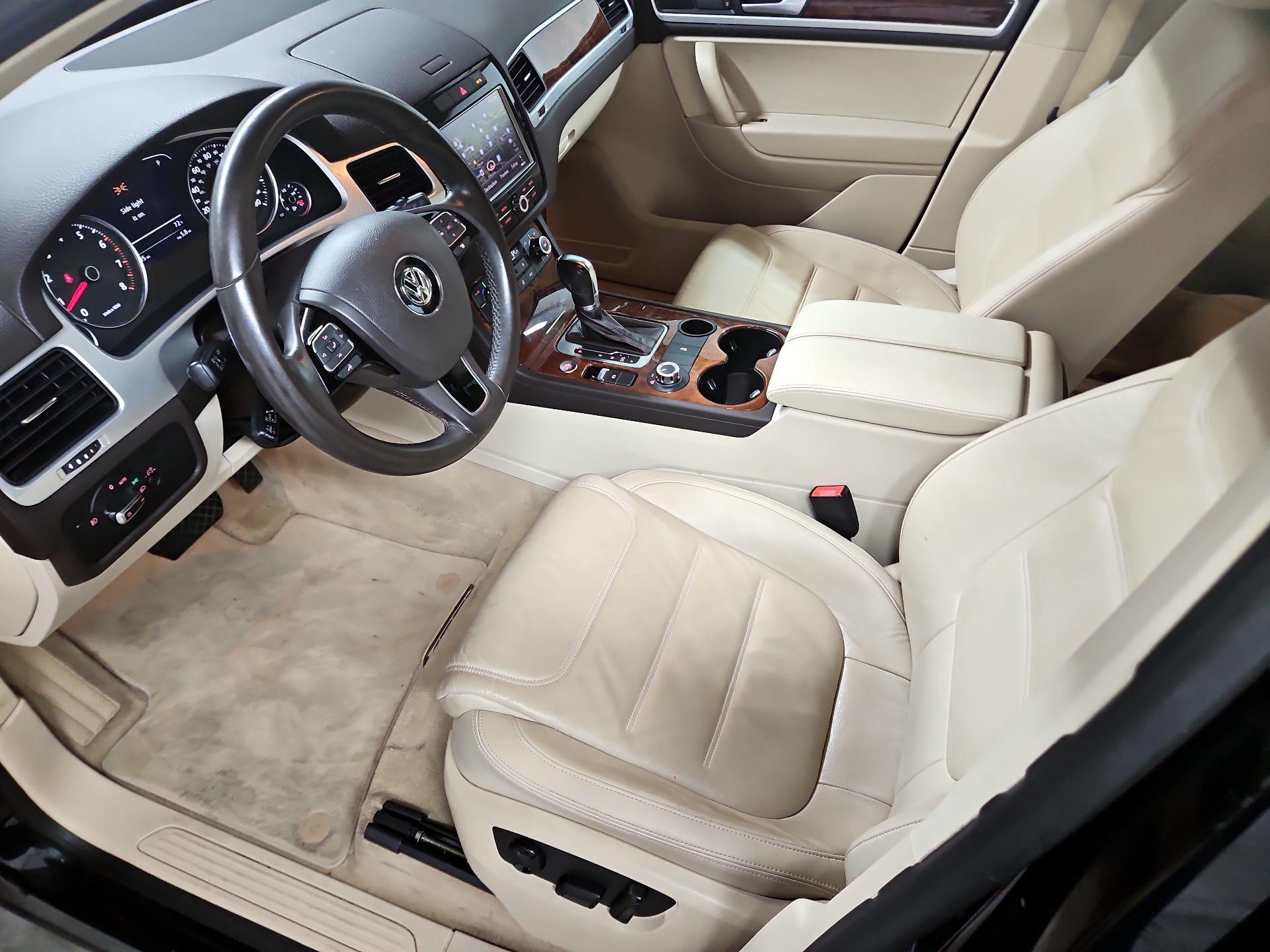 Thumbnail: 2014 Volkswagen Touareg - 11