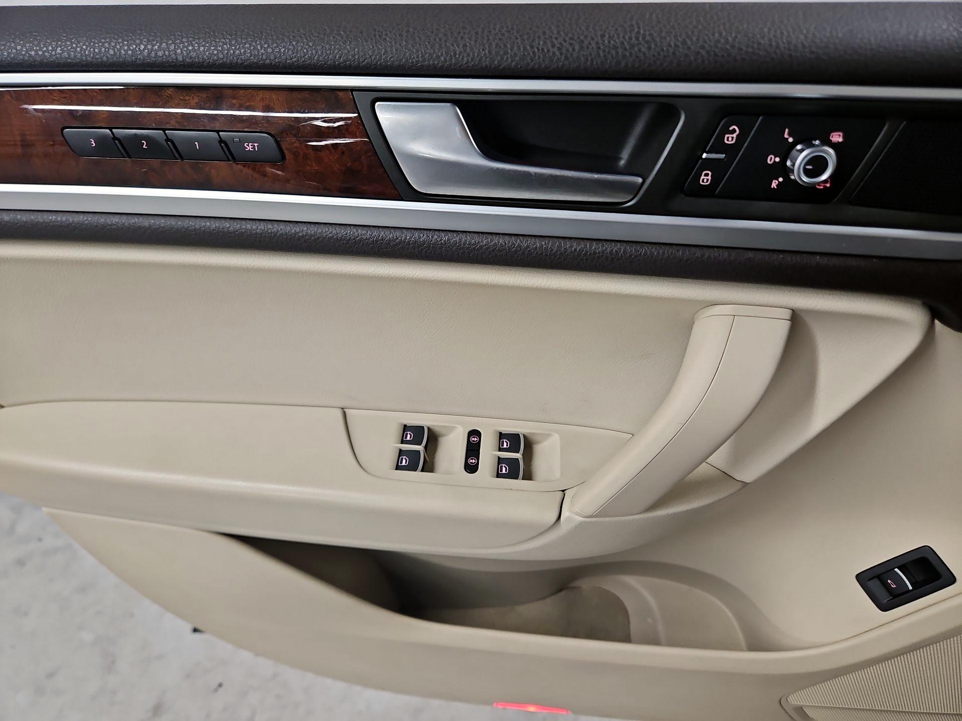 Thumbnail: 2014 Volkswagen Touareg - 12