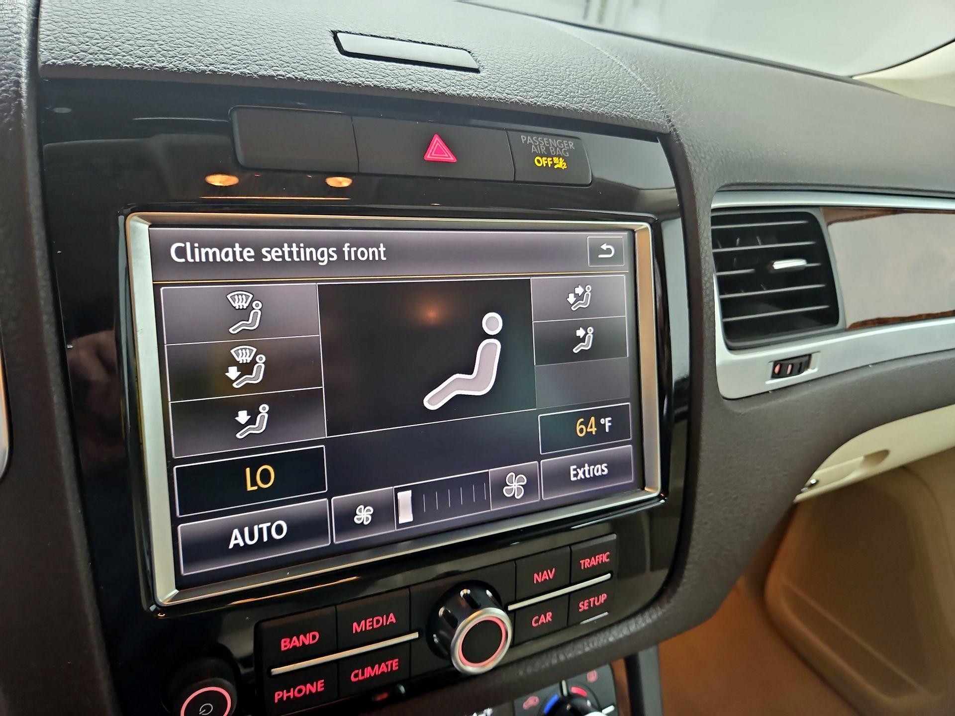 Thumbnail: 2014 Volkswagen Touareg - 17