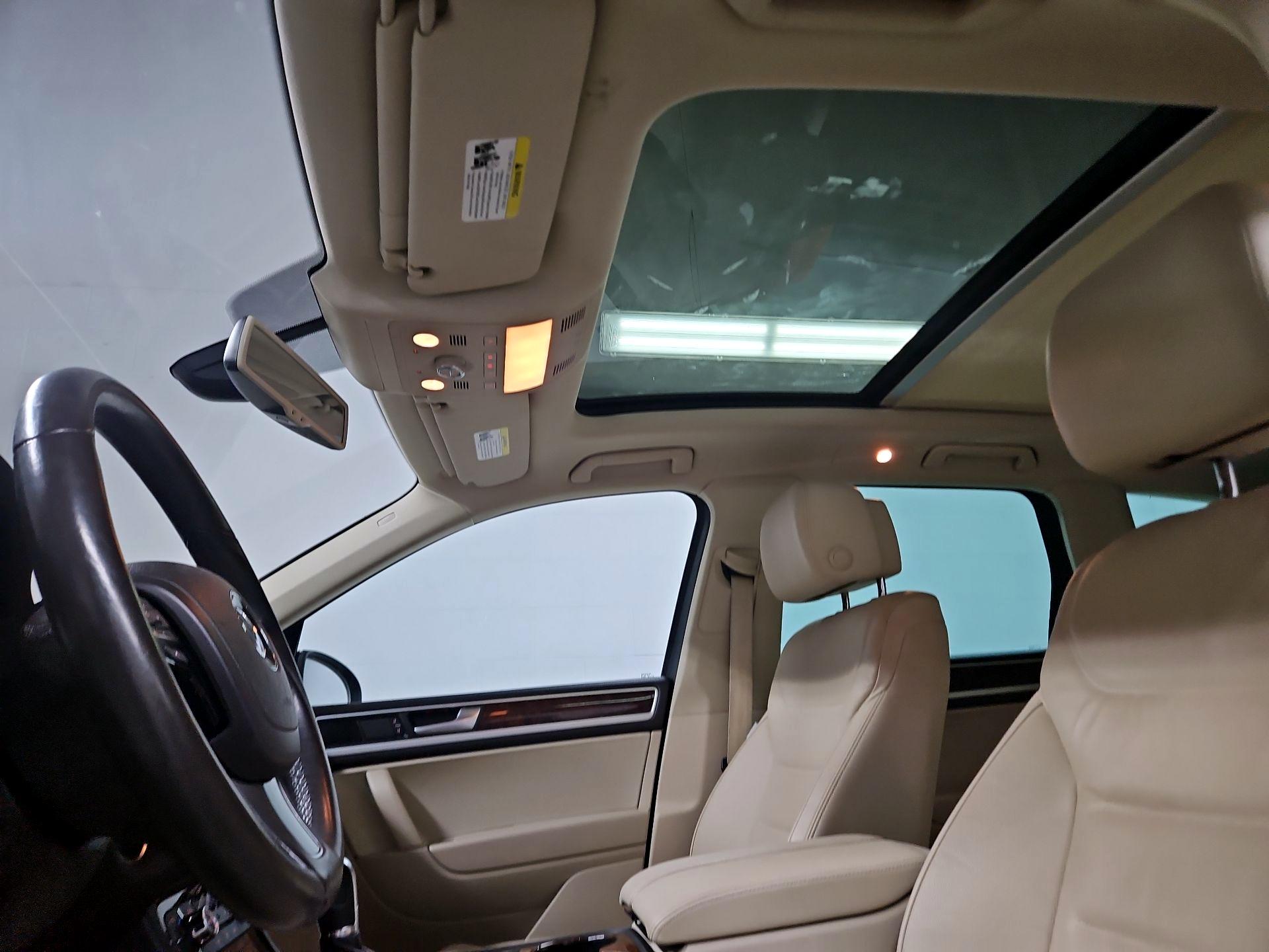 Thumbnail: 2014 Volkswagen Touareg - 20