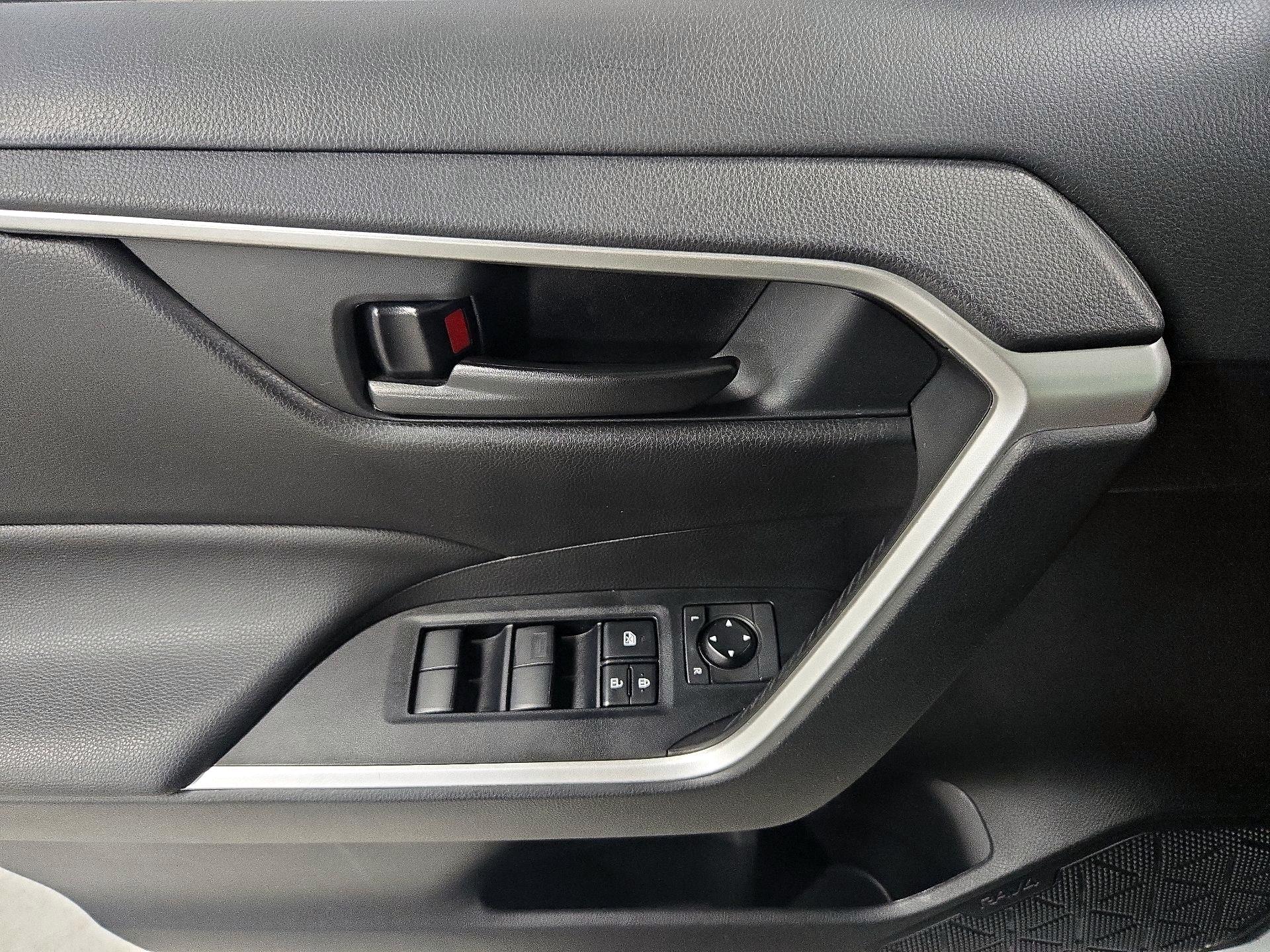 Thumbnail: 2020 Toyota RAV4 - 12