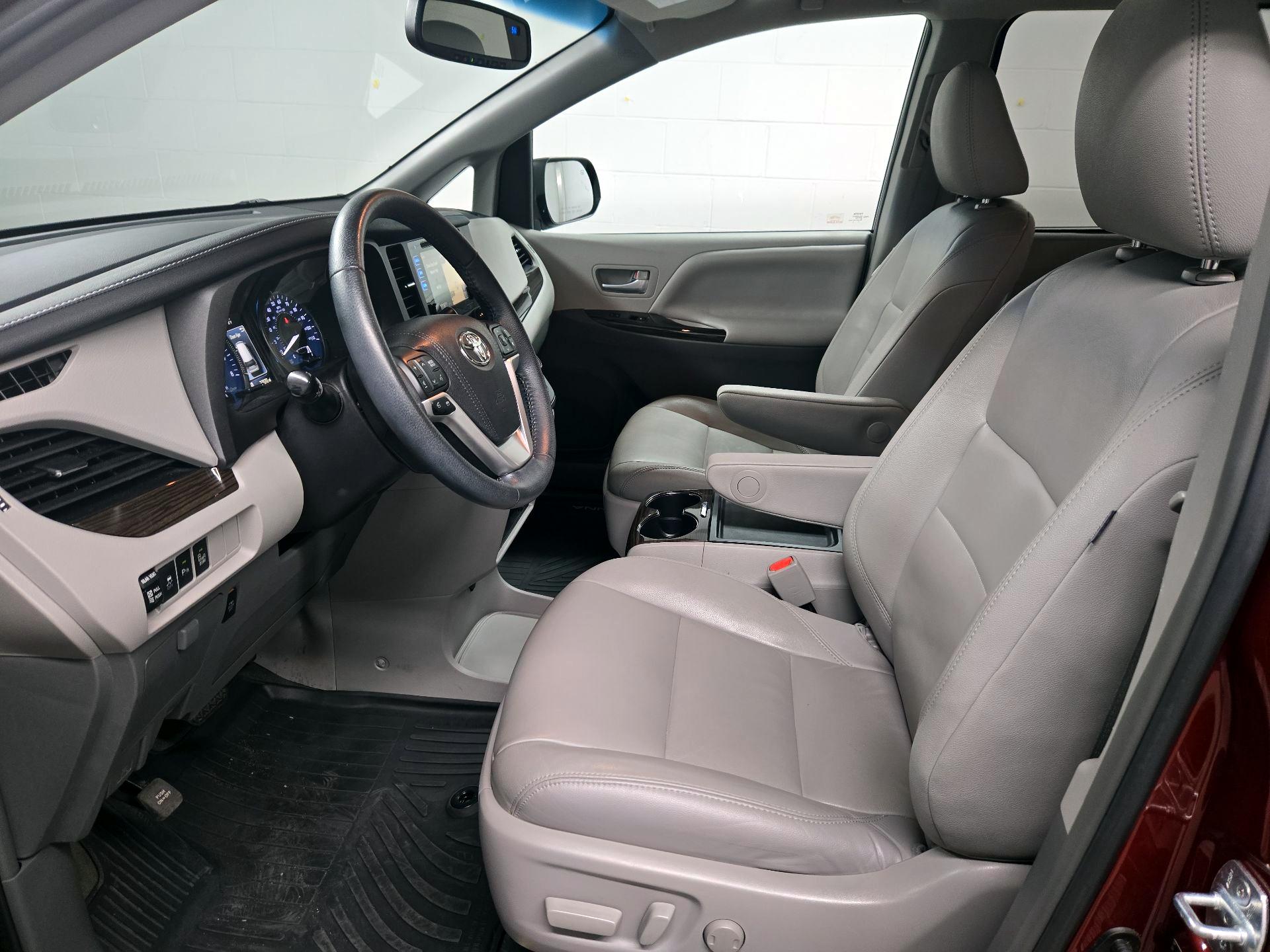 Thumbnail: 2017 Toyota Sienna - 11