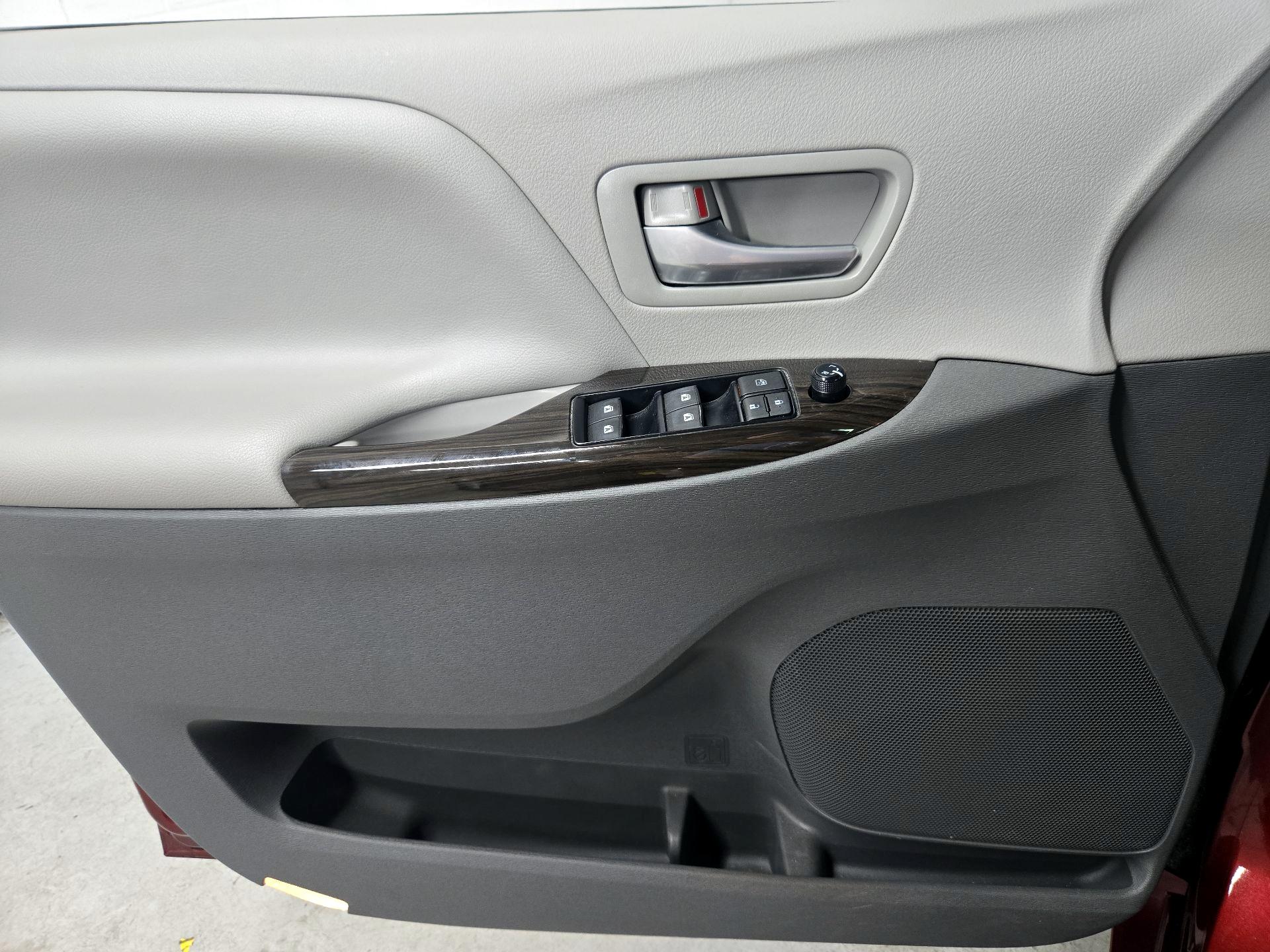 Thumbnail: 2017 Toyota Sienna - 12