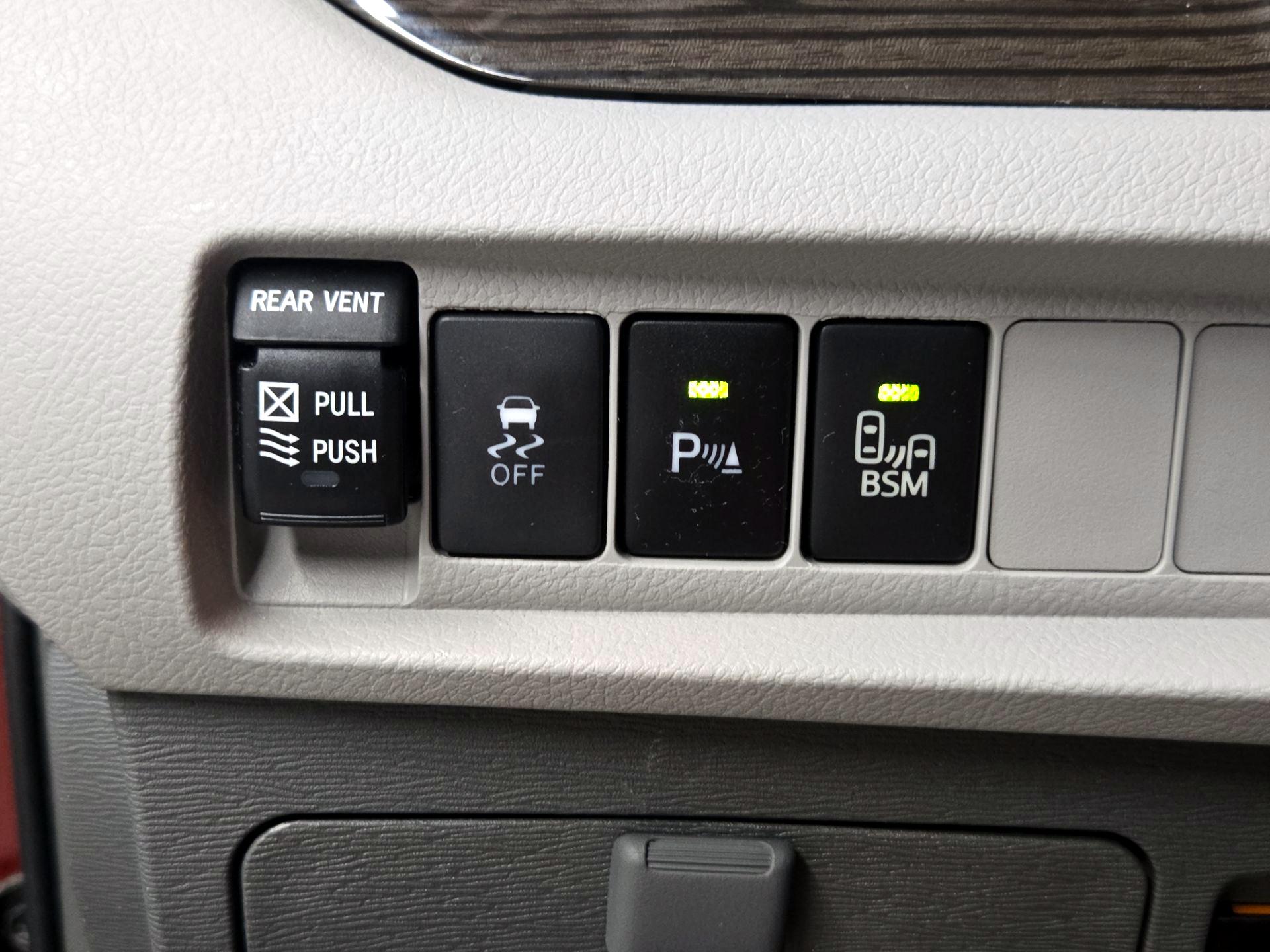 Thumbnail: 2017 Toyota Sienna - 13
