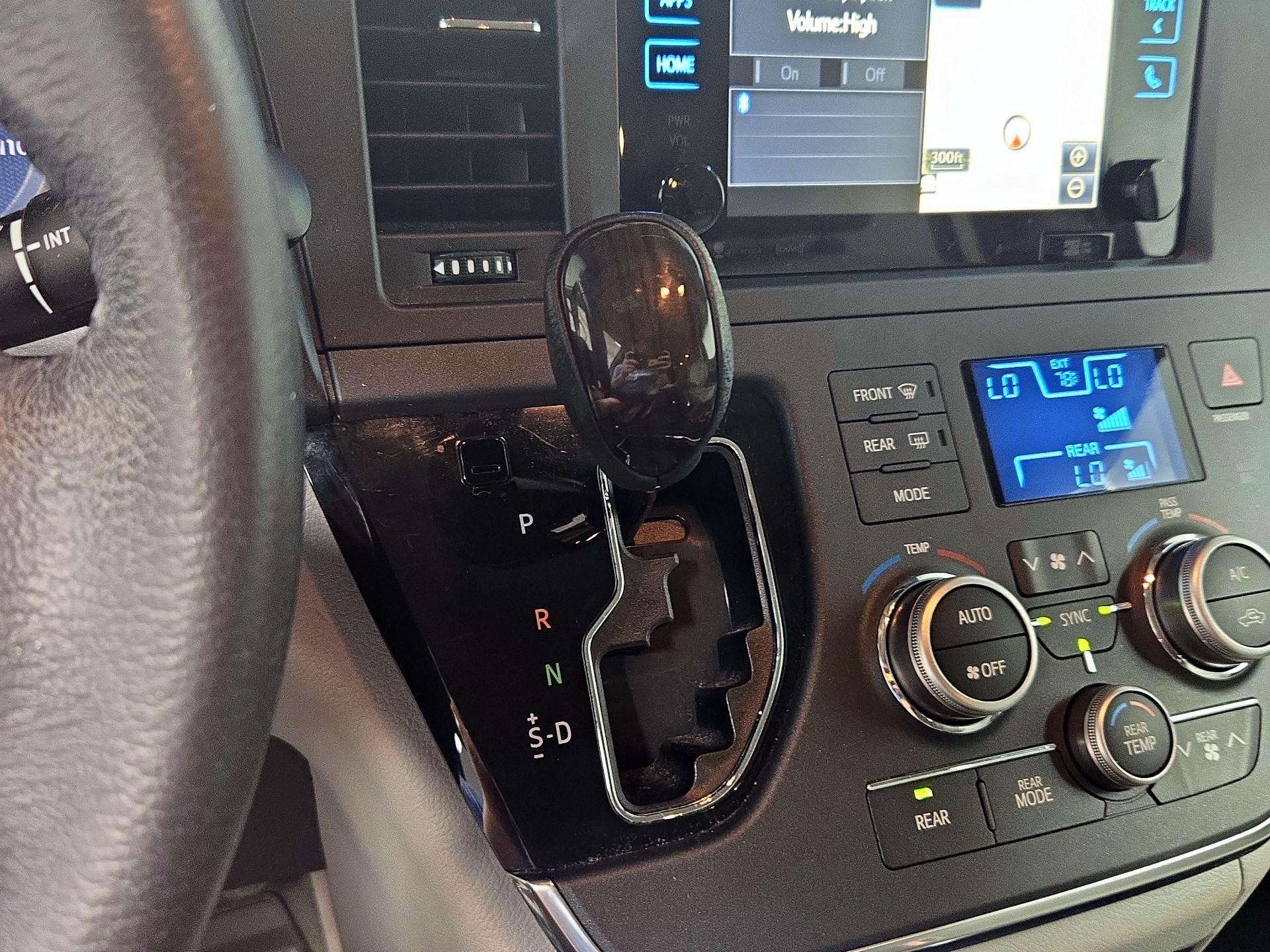 Thumbnail: 2017 Toyota Sienna - 18