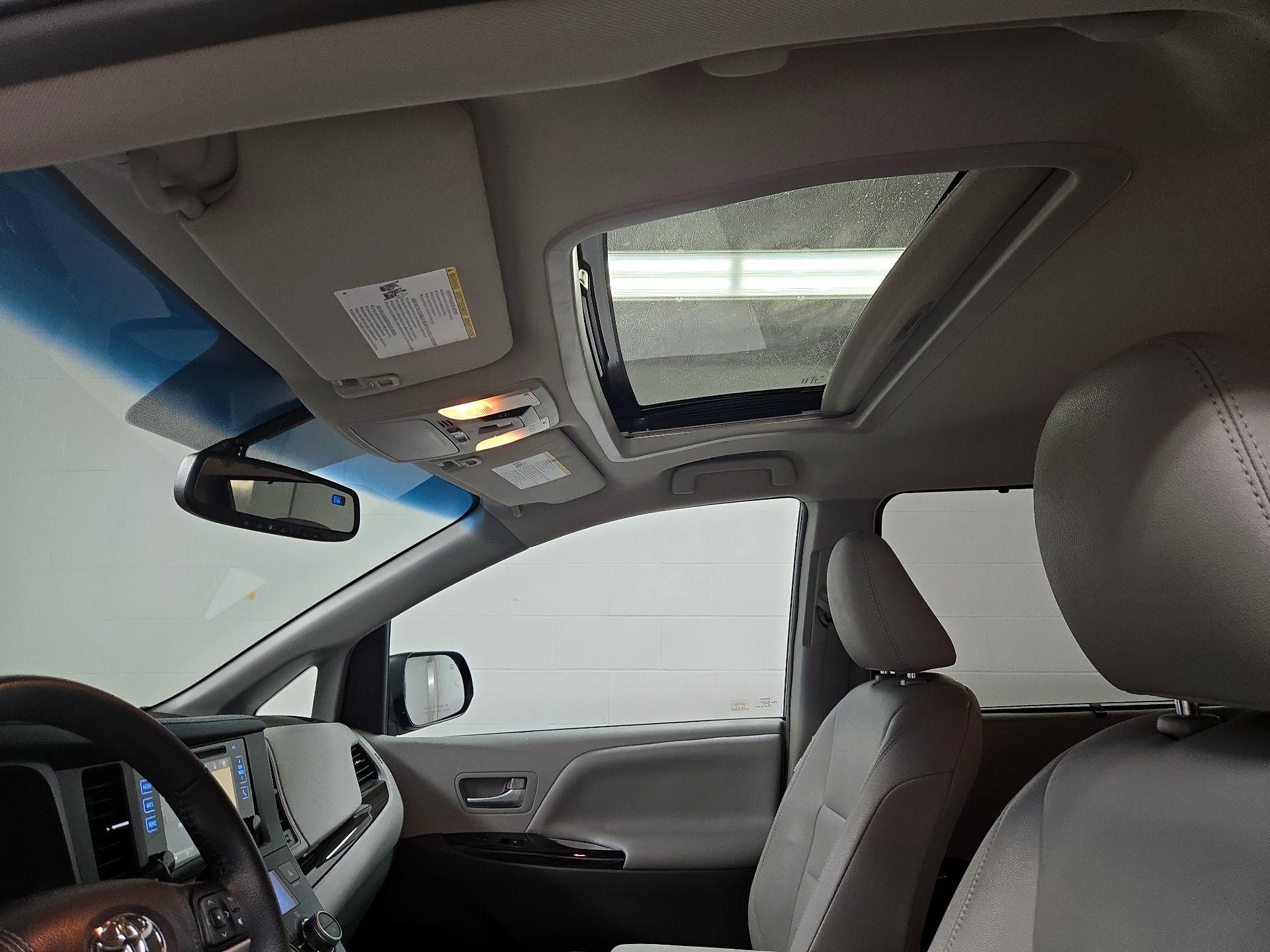 Thumbnail: 2017 Toyota Sienna - 20