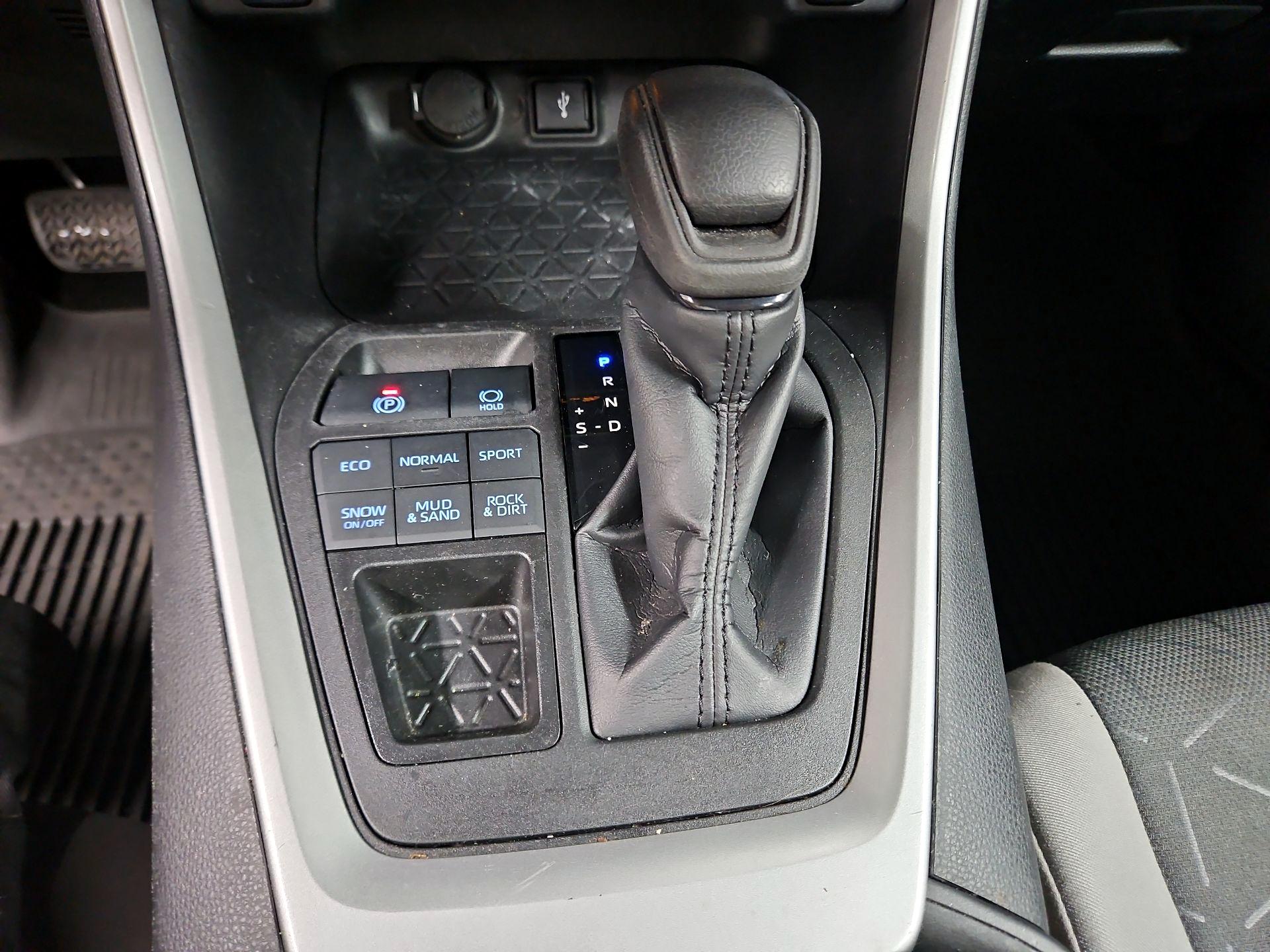 Thumbnail: 2021 Toyota RAV4 - 17