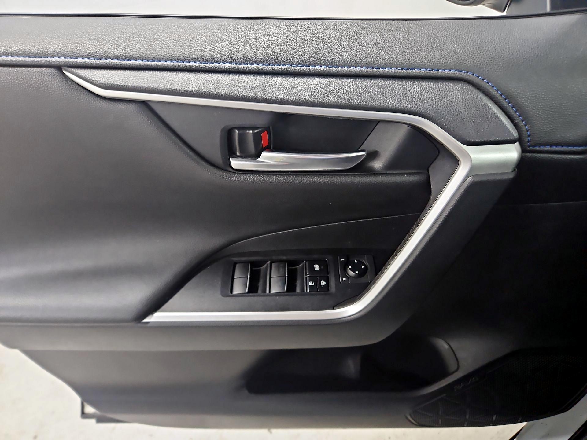 Thumbnail: 2019 Toyota RAV4 - 12