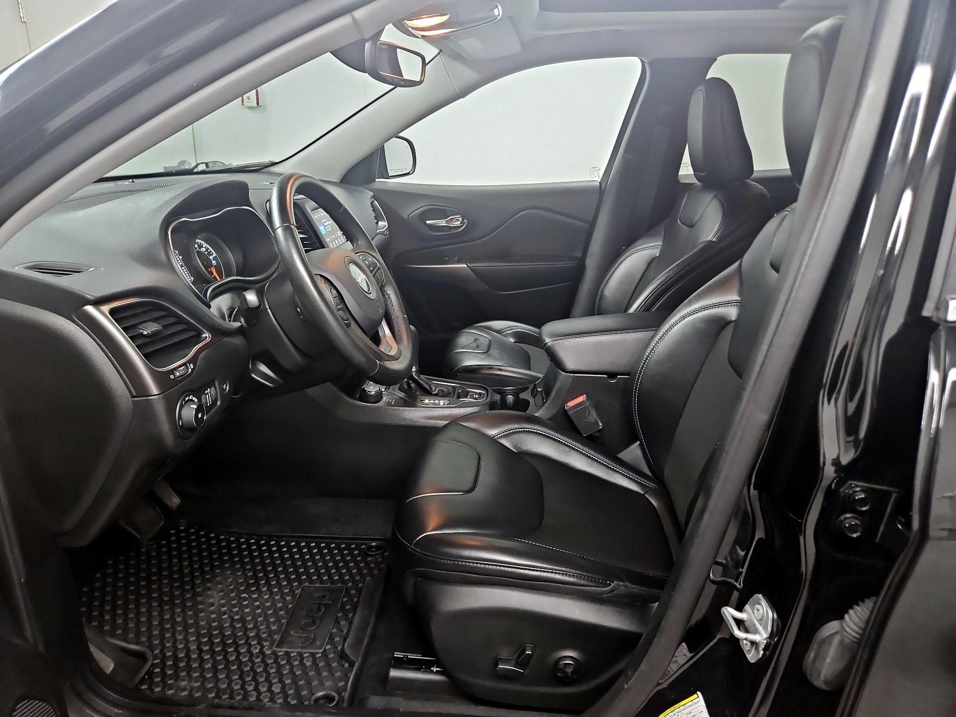 Thumbnail: 2019 Jeep Cherokee - 11