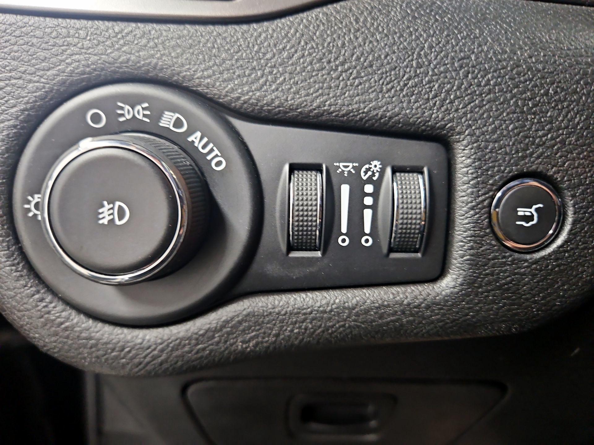 Thumbnail: 2019 Jeep Cherokee - 13