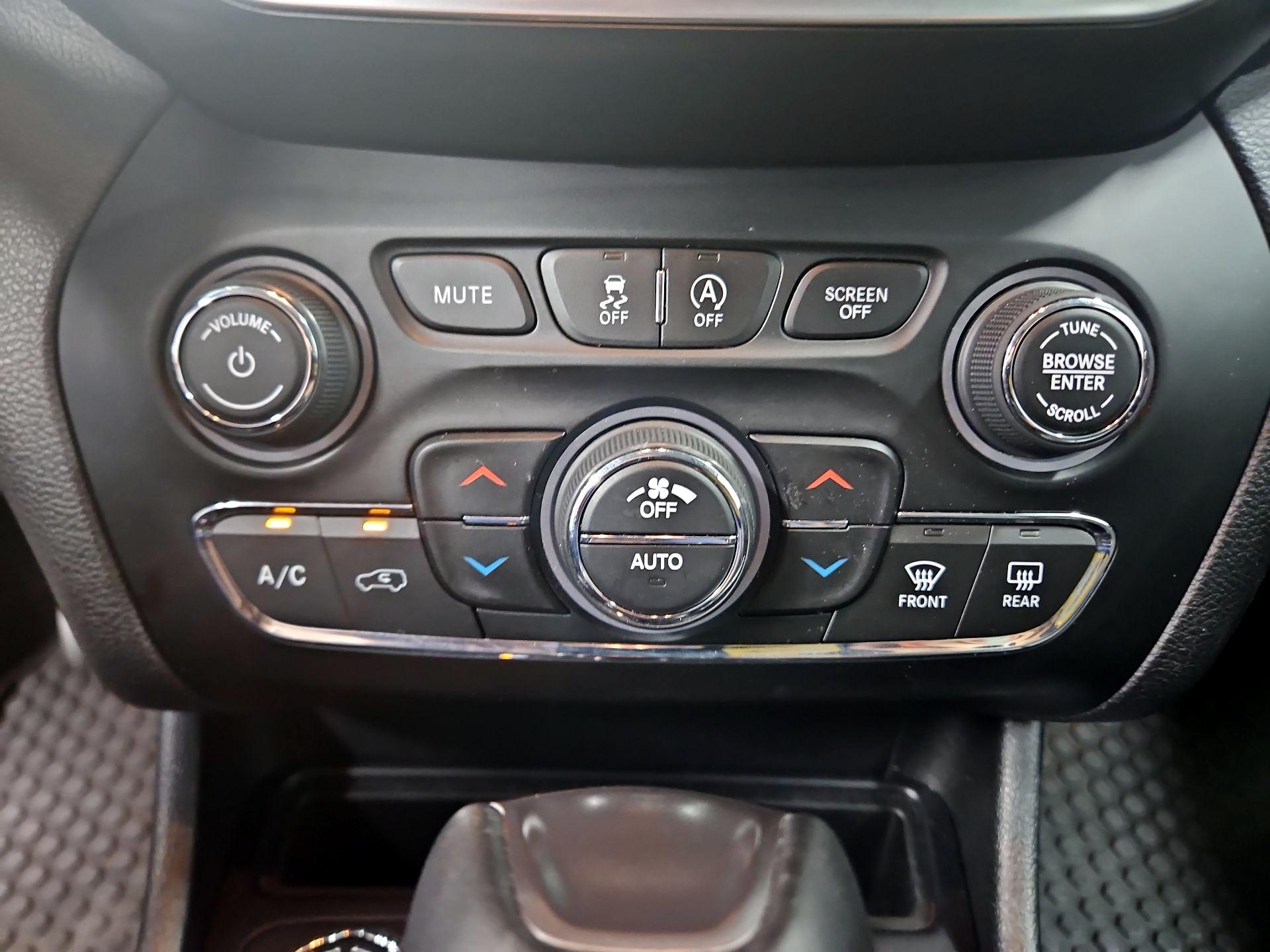 Thumbnail: 2019 Jeep Cherokee - 16