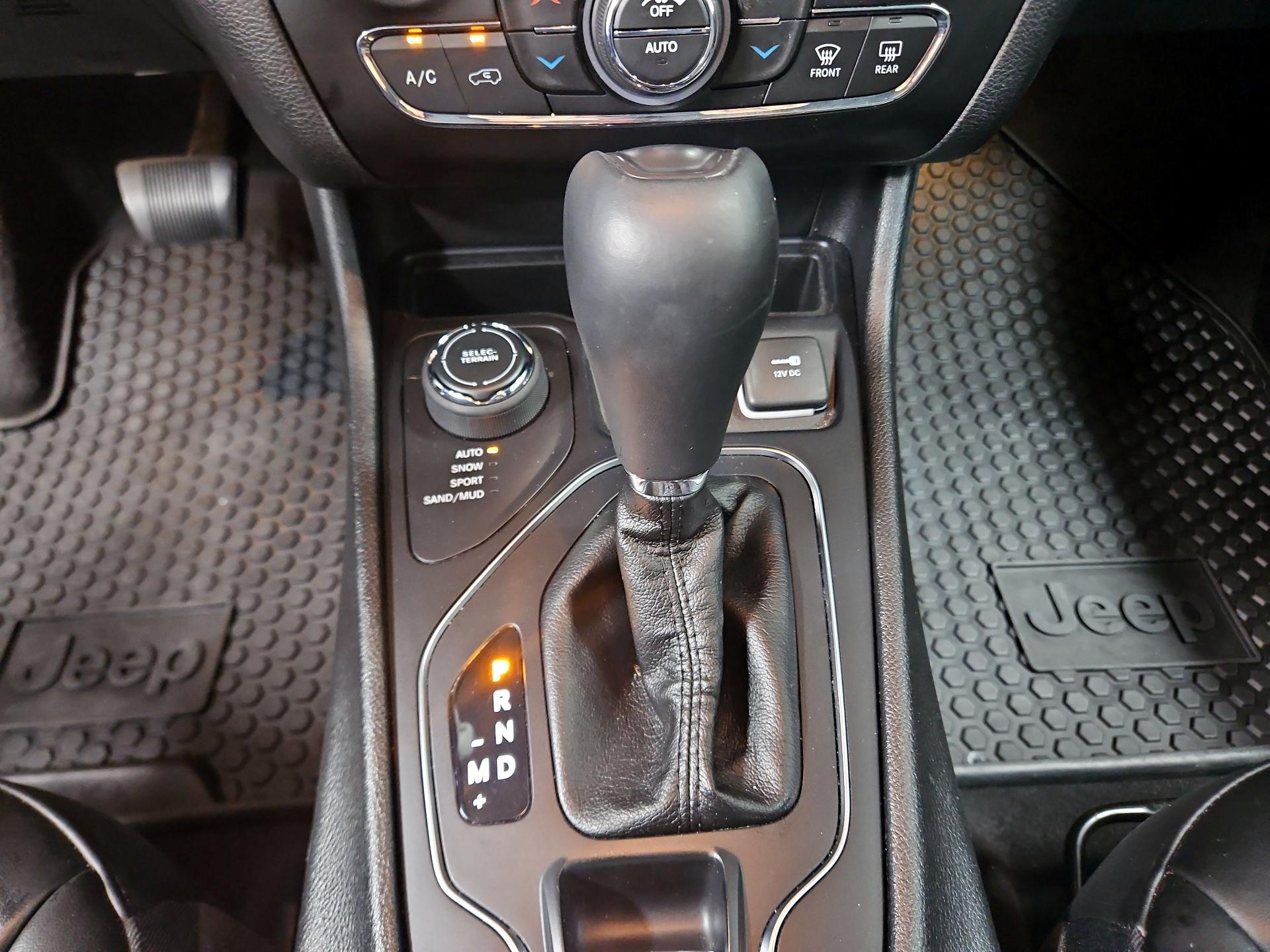 Thumbnail: 2019 Jeep Cherokee - 17